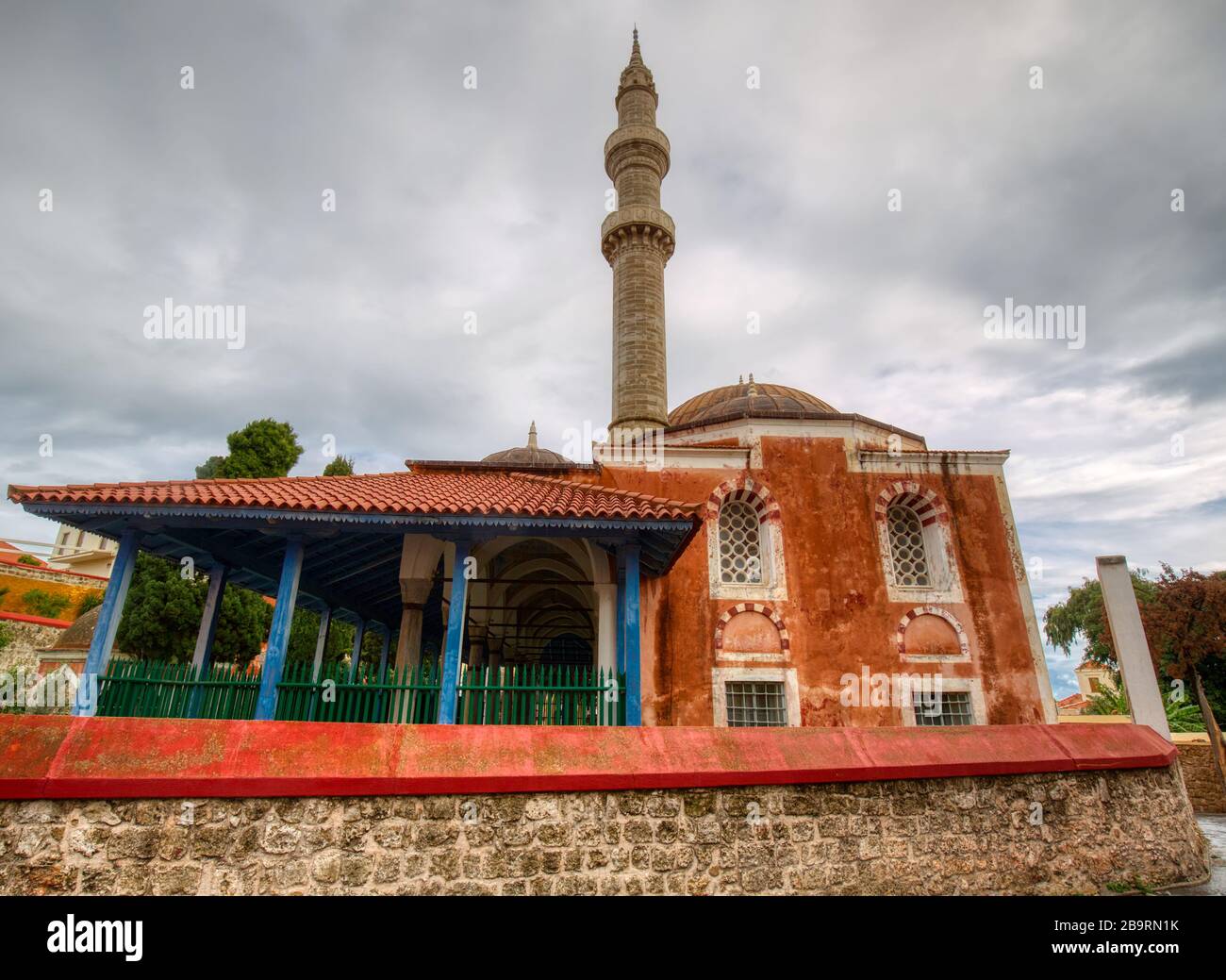 Moschea di Suleiman nel centro storico di Rodi, parte di edificio e minareto Foto Stock