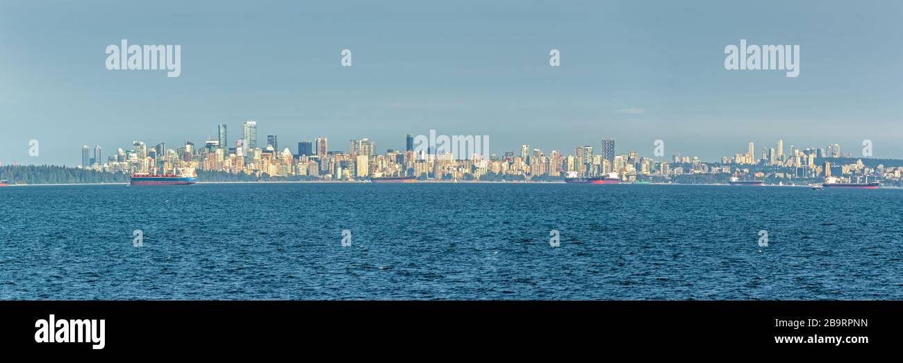 Panorama della città di Vancouver, vista dello skyline dall'oceano British Columbia, Canada Foto Stock