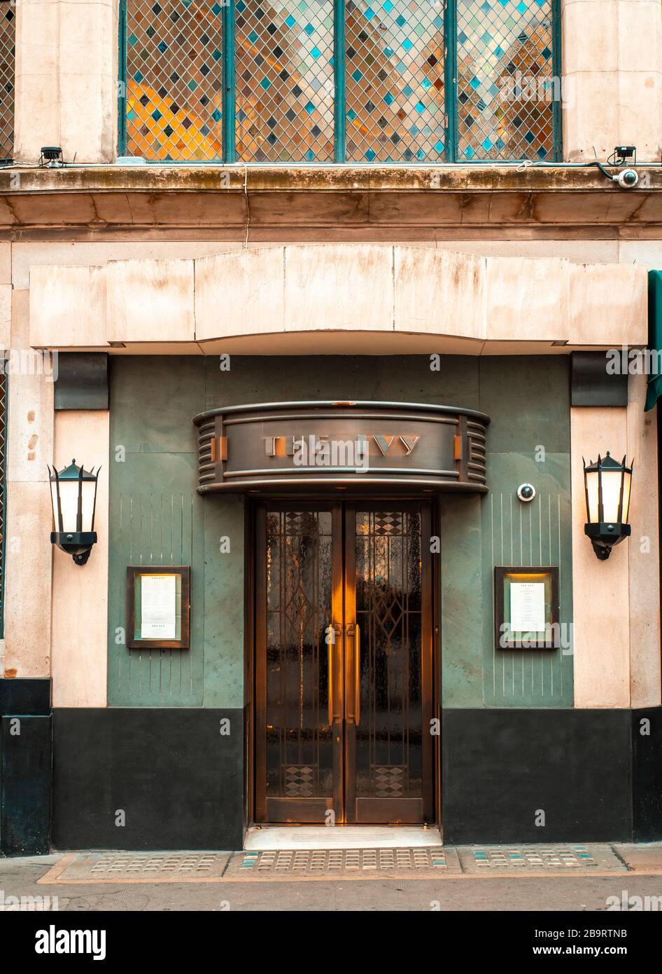 The Ivy Restaurant, West Street, Londra, Gran Bretagna. Aperto per la prima volta da Abel Giandellini nel 1917 come caffetteria. Ora un luogo popolare per le celebrità per cenare Foto Stock