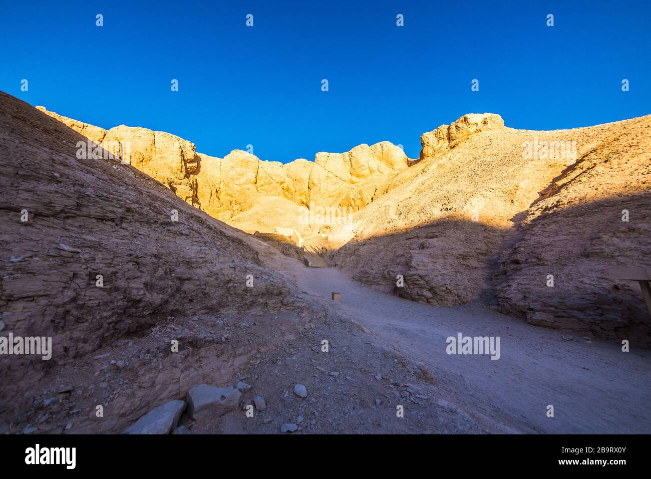 Luxor, Gouvernment al-Uqsur/Egitto - 9 dicembre 2018: Valle dei Re a Luxor, Egitto superiore nella mattina presto. Vista interna delle tombe, pittura a muro Foto Stock