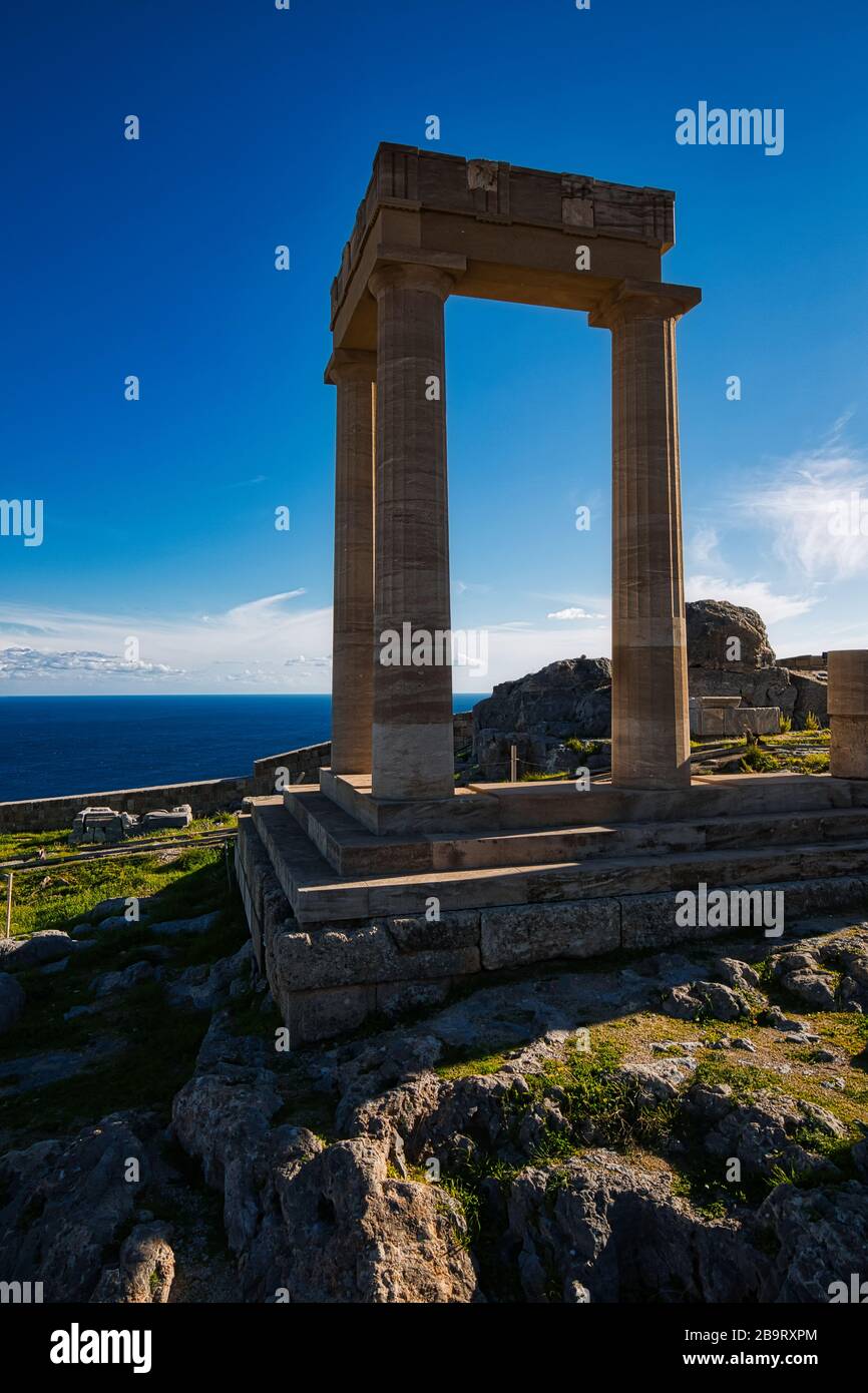 Acropoli di Lindos, colonmi dorici dell'antico Tempio di Atena Lindia il IV secolo a.C., Rodi, Grecia Foto Stock