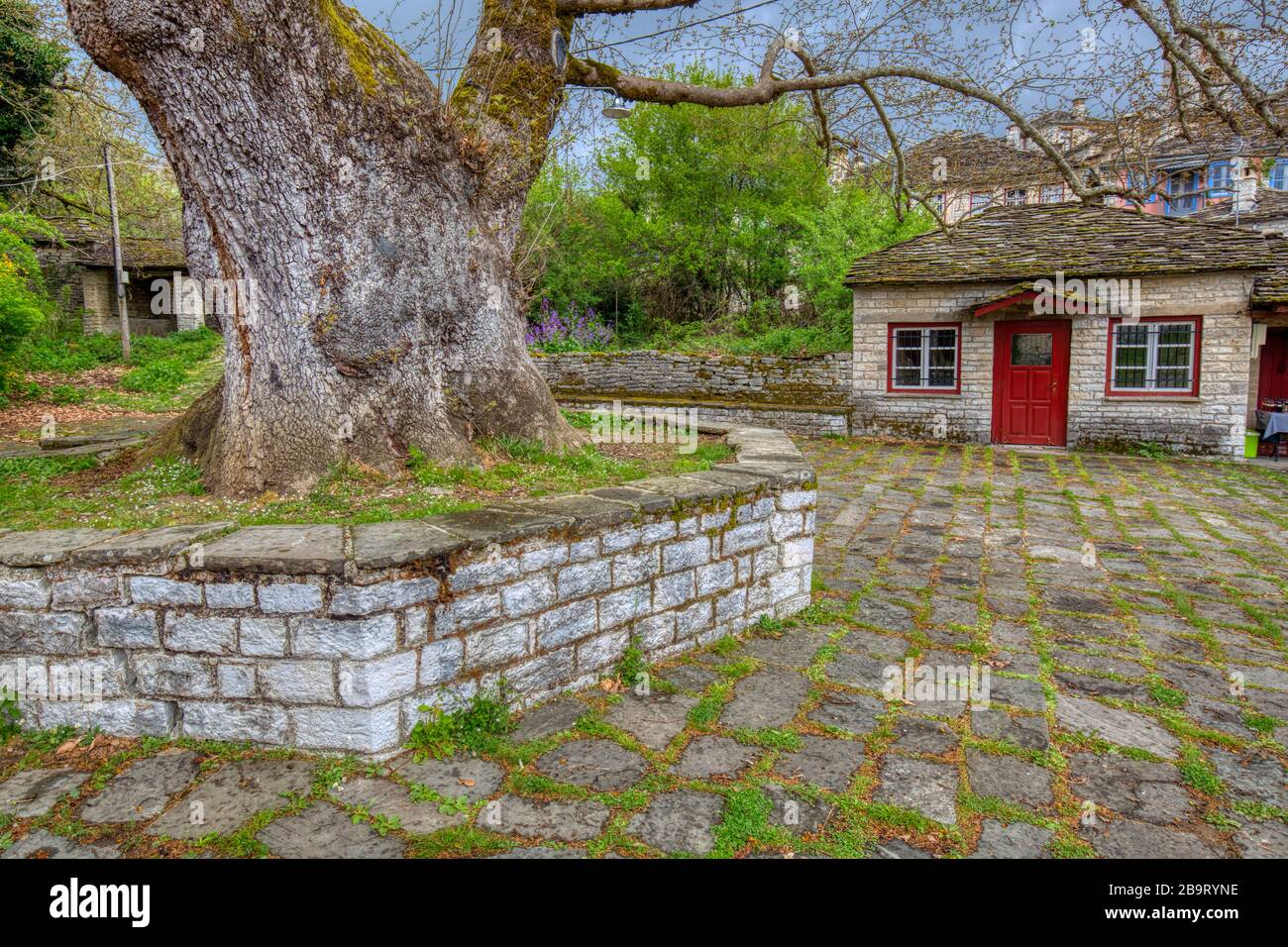 Uno scenario incredibile dal pittoresco villaggio di Dilofo con i suoi tradizionali edifici architettonici antichi situati sul monte Tymfi, Zagori, Epiro, nord Foto Stock