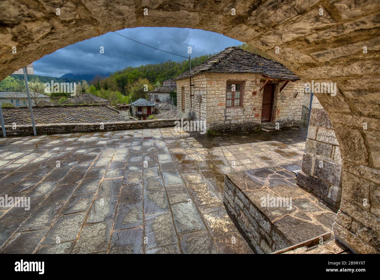 Uno scenario incredibile dal pittoresco villaggio di Dilofo con i suoi tradizionali edifici architettonici antichi situati sul monte Tymfi, Zagori, Epiro, nord Foto Stock