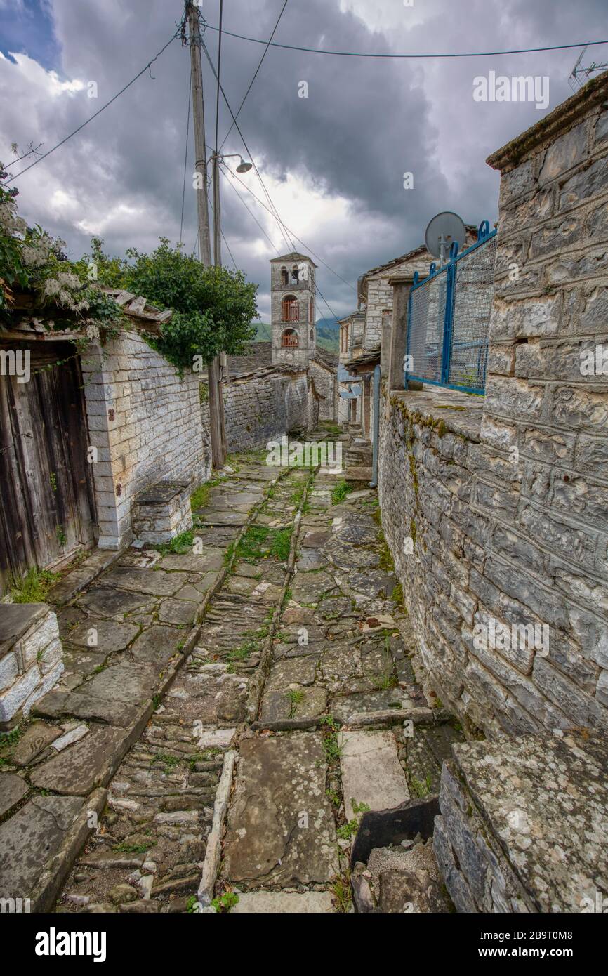 Uno scenario incredibile dal pittoresco villaggio di Dilofo con i suoi tradizionali edifici architettonici antichi situati sul monte Tymfi, Zagori, Epiro, nord Foto Stock
