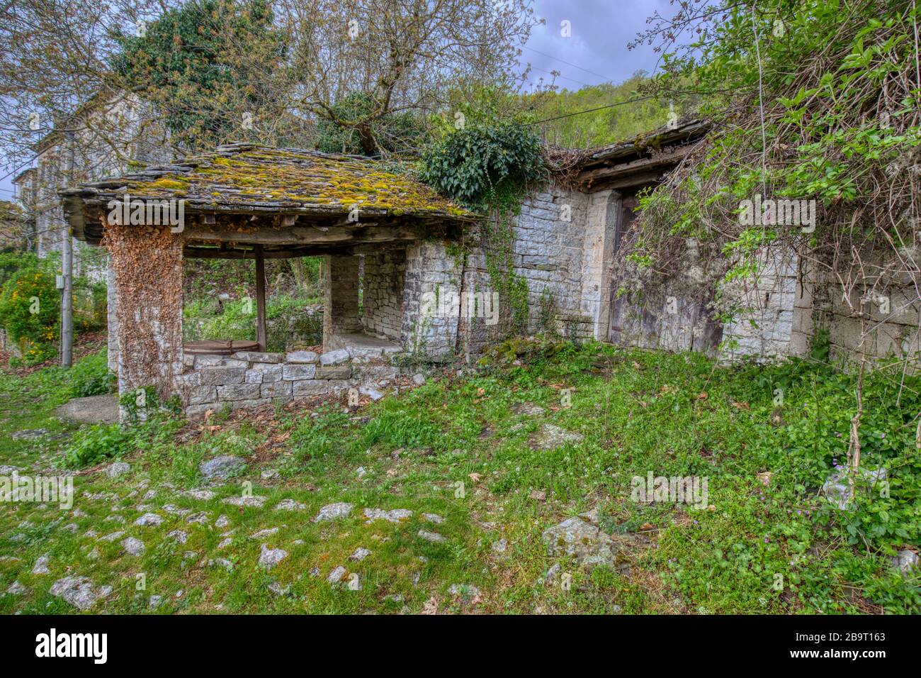 Uno scenario incredibile dal pittoresco villaggio di Dilofo con i suoi tradizionali edifici architettonici antichi situati sul monte Tymfi, Zagori, Epiro, nord Foto Stock