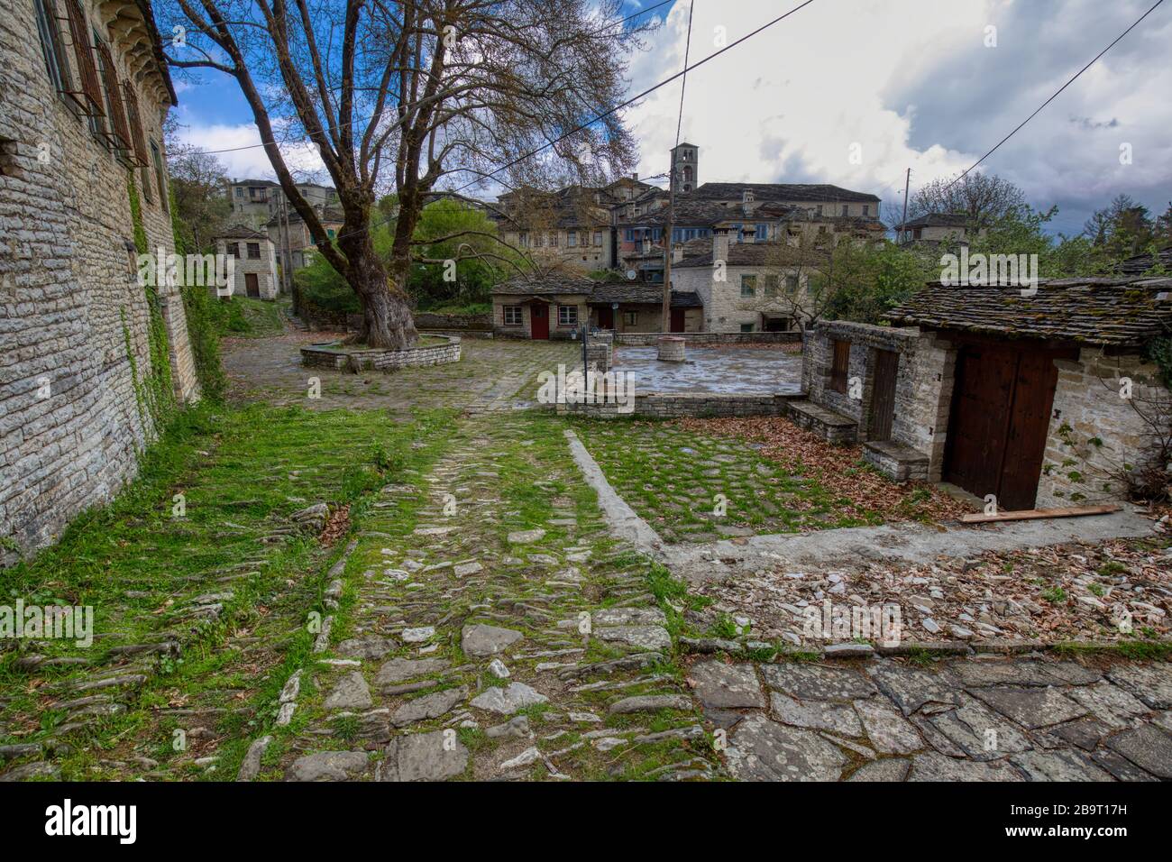 Uno scenario incredibile dal pittoresco villaggio di Dilofo con i suoi tradizionali edifici architettonici antichi situati sul monte Tymfi, Zagori, Epiro, nord Foto Stock