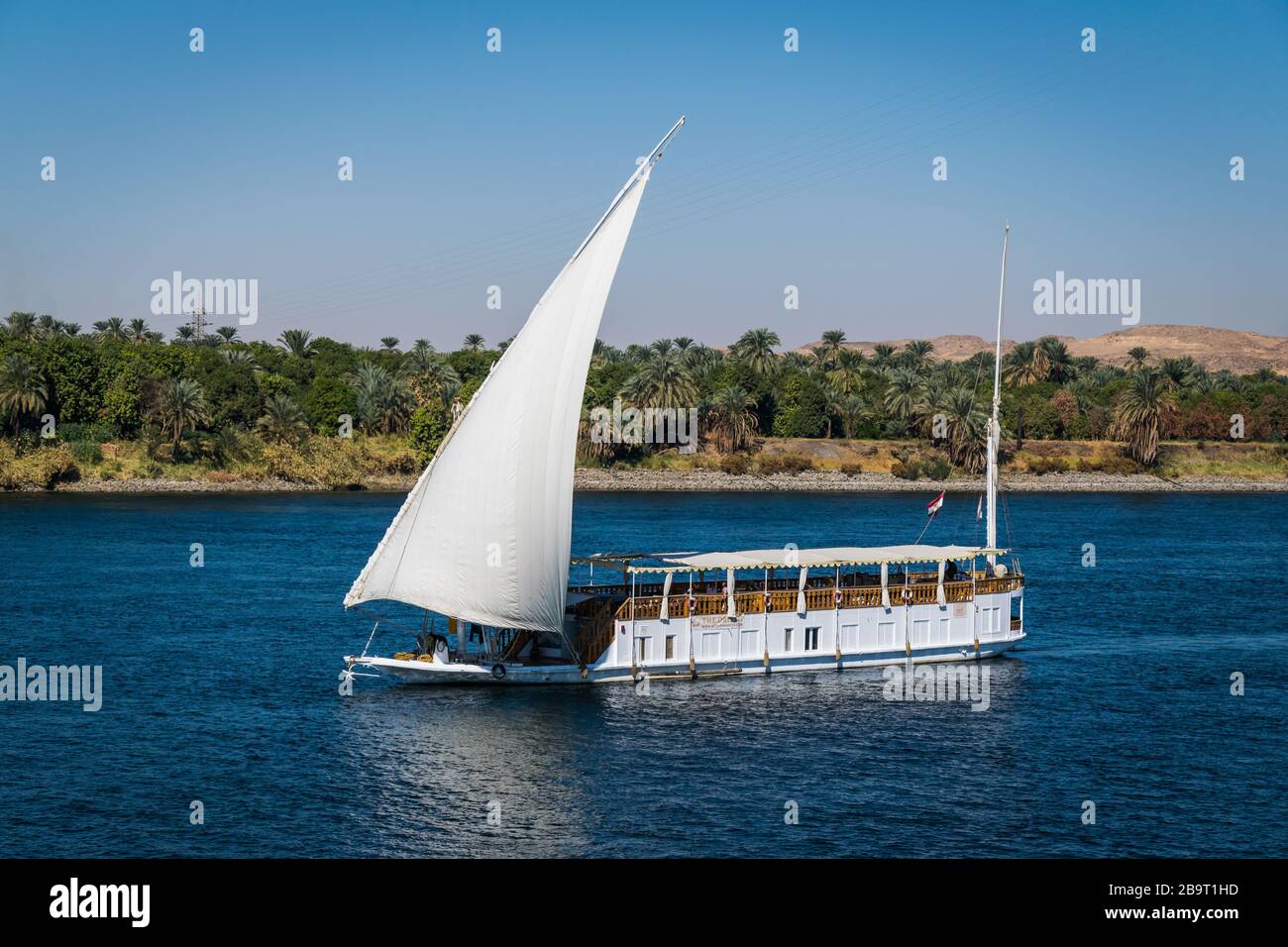 barca tradizionale sul nilo. dahabiya è perfetta per una rilassante crociera sul nilo in egitto tra luxor e aswan. Foto Stock