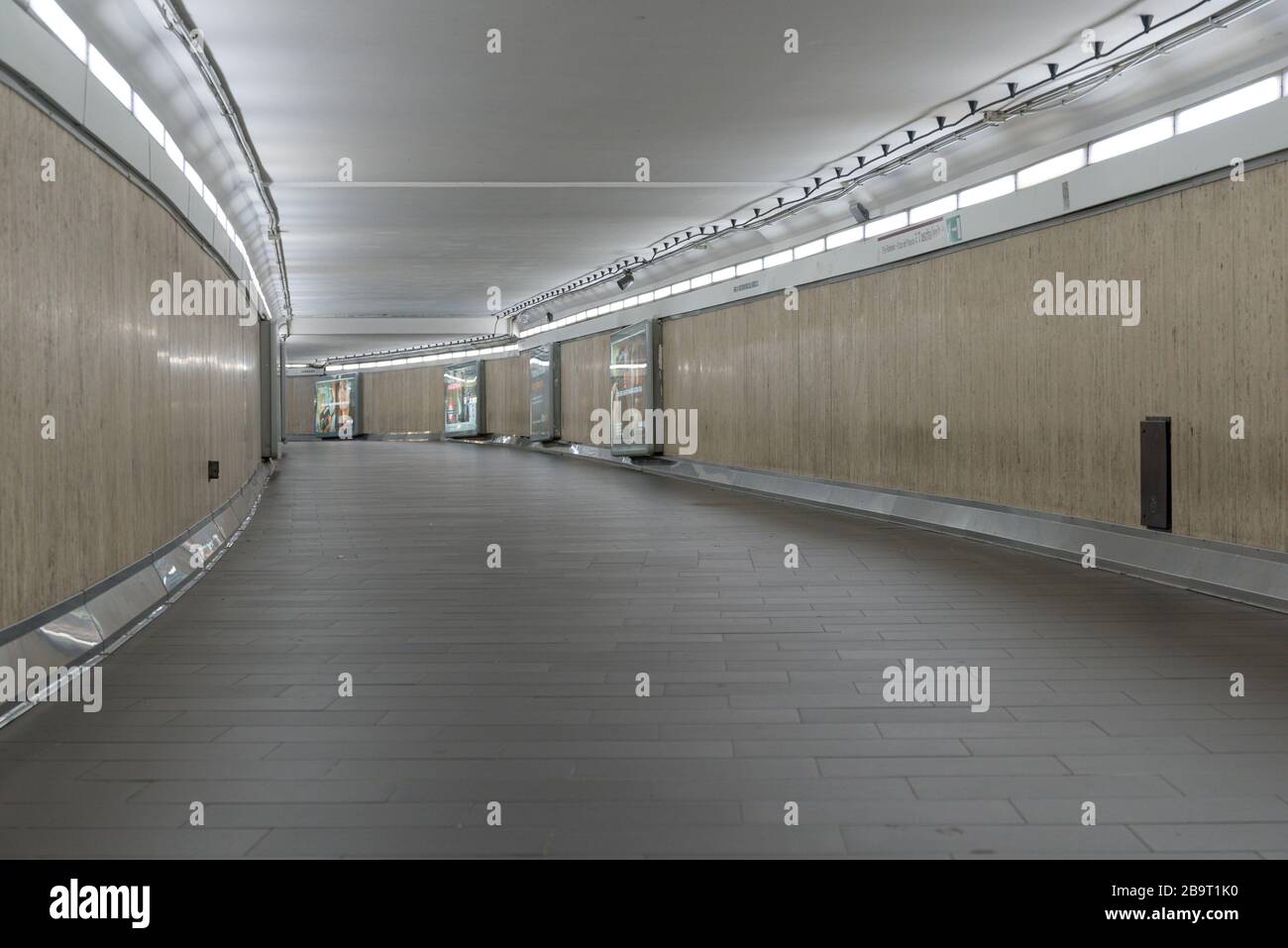 ROMA, ITALIA - 12 marzo 2020: Le gallerie della metropolitana di Flaminio si fermano a guardare inquietanti senza i soliti pendolari a Roma, Italia. Nella pandemia di coronavirus, Foto Stock