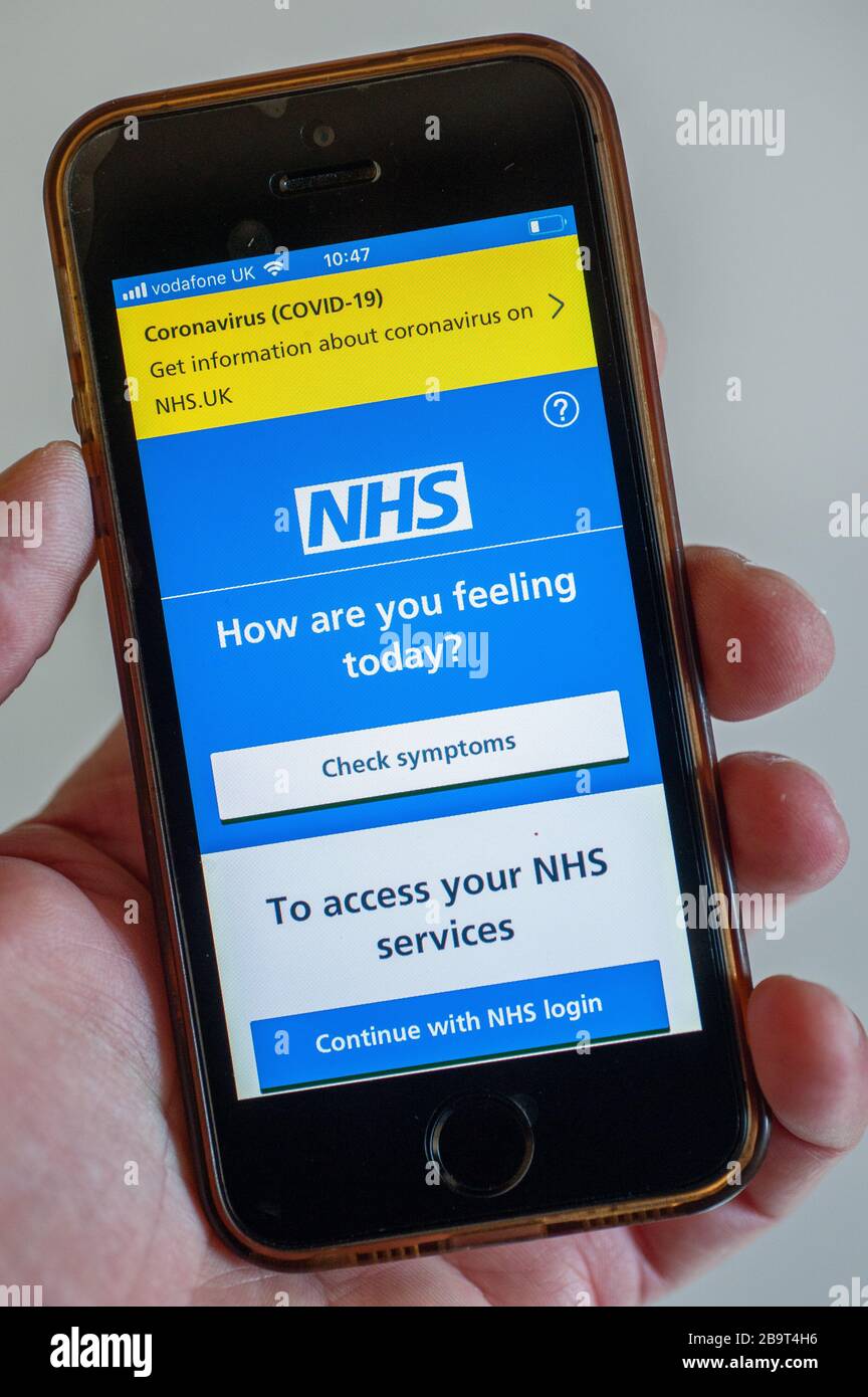 App per telefoni cellulari NHS, popolare durante l'epidemia di coronavirus, Regno Unito Foto Stock
