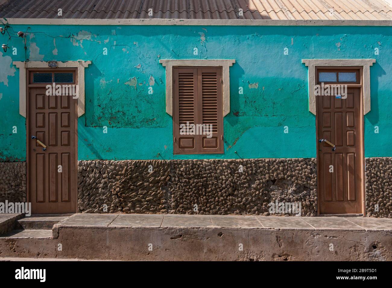 Casa colorata in un piccolo villaggio sulle isole di capo verde Foto Stock