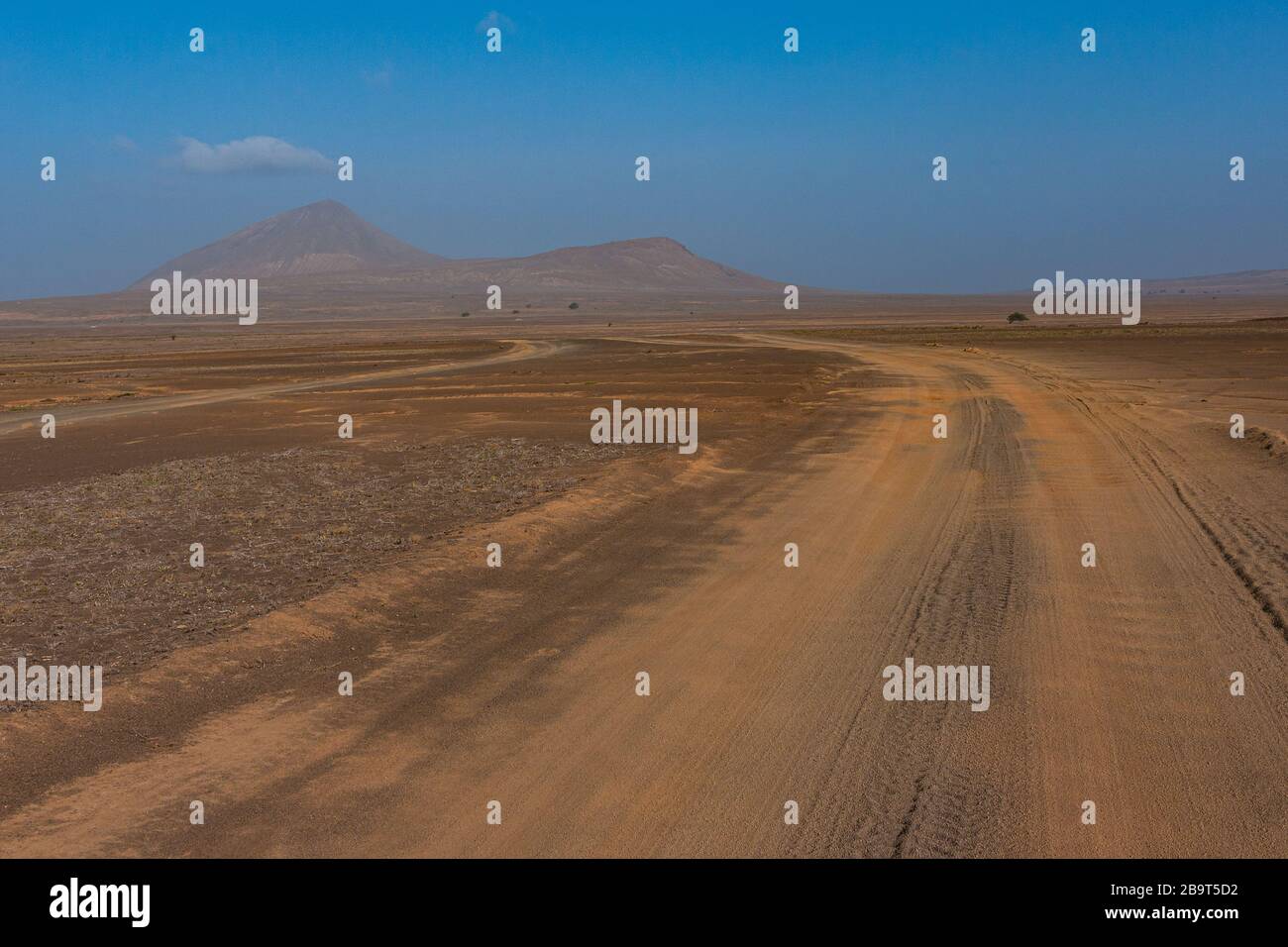 Strada sabbiosa attraverso il deserto delle isole di Capo verde Foto Stock