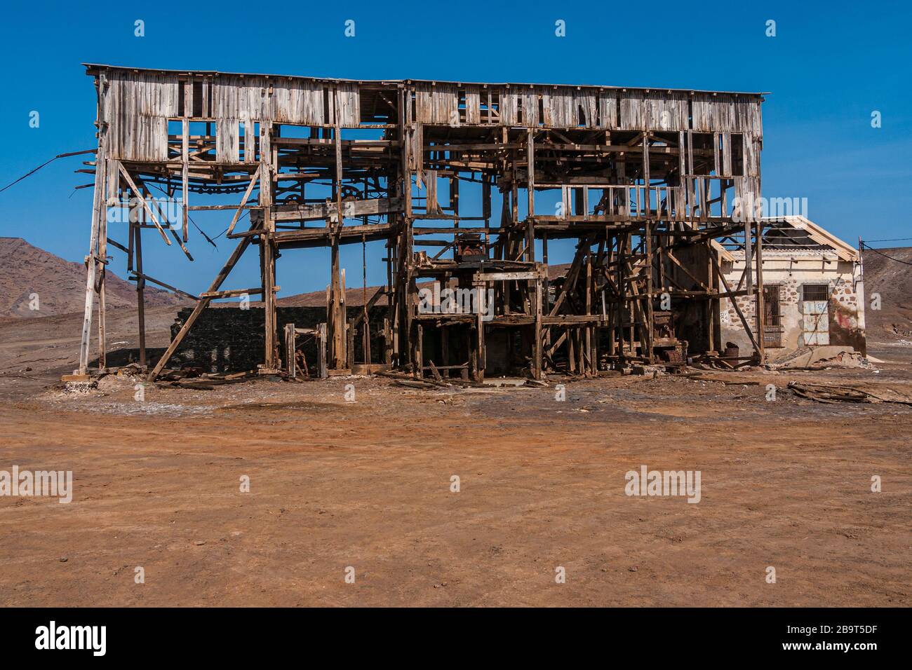Rovina di una fabbrica nel deserto sulle isole di capo verde Foto Stock
