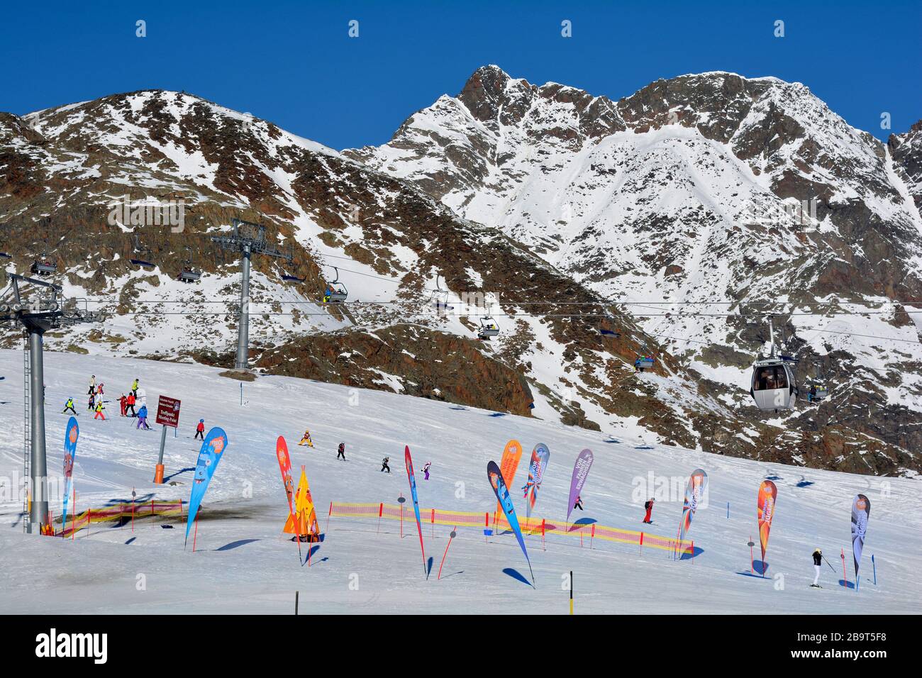 Stubai, Austria - 23 dicembre 2015: Persone non identificate e funivia nel ghiacciaio dello Stubaier, zona preferita per lo sport invernale Foto Stock