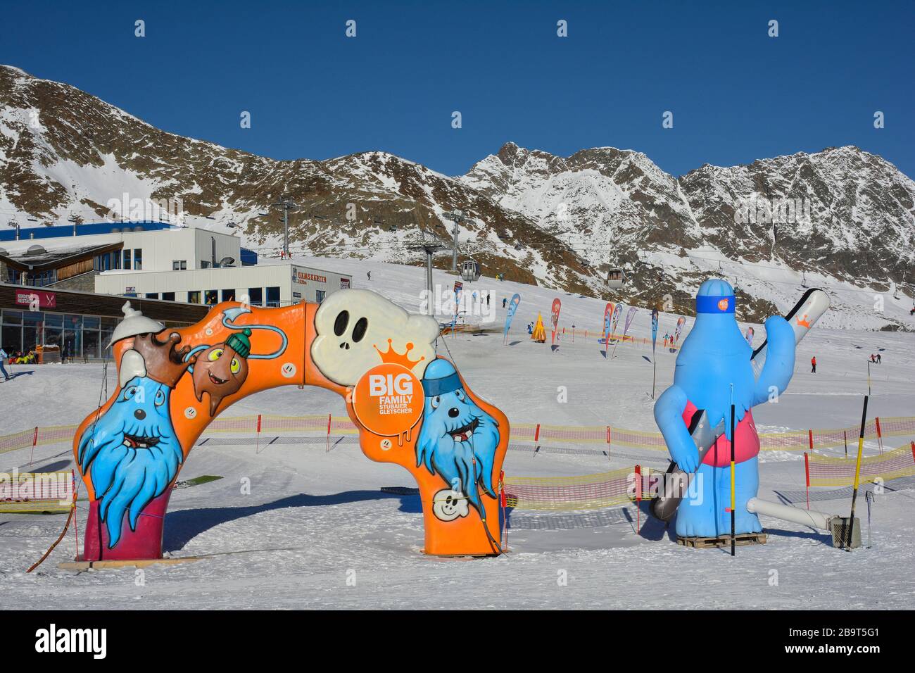 Stubai, Austria - 23 dicembre 2015: Personaggi di gomma divertenti sulla pista da sci sul ghiacciaio dello Stubaier Foto Stock