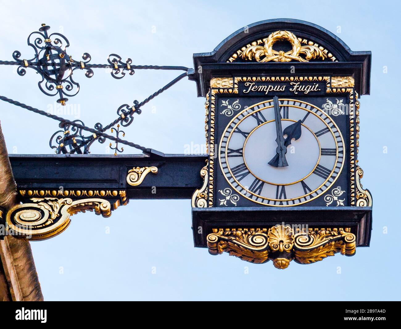 Orologio ornamentale sul lato del Municipio di Chelsea, Kings Road, Chelsea, Londra, Regno Unito; Tempus Fugit (Time Flies) Foto Stock