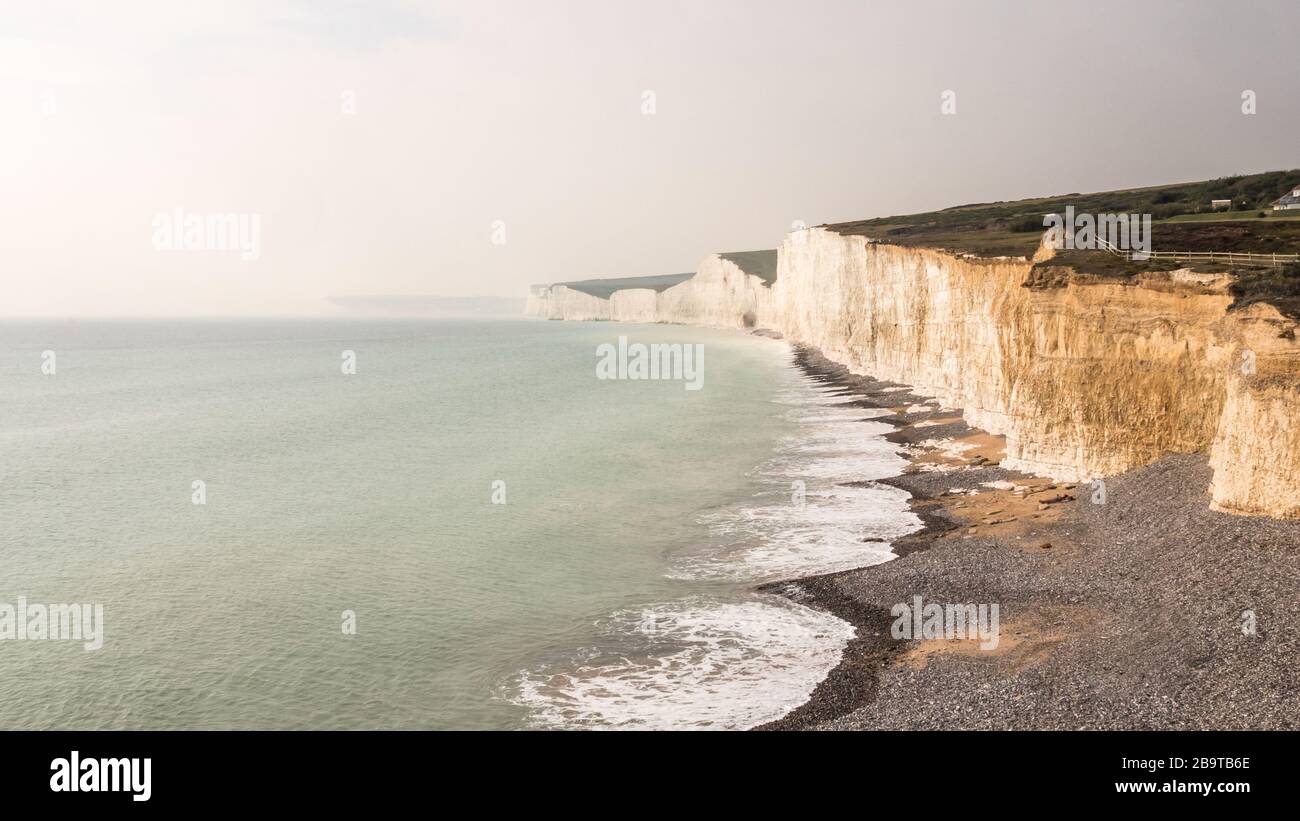 Seven Sisters, Sussex, Regno Unito. Una vista lungo le bianche scogliere di gesso sulla costa inglese meridionale vicino a Eastbourne conosciuta come le sette Sorelle. Foto Stock