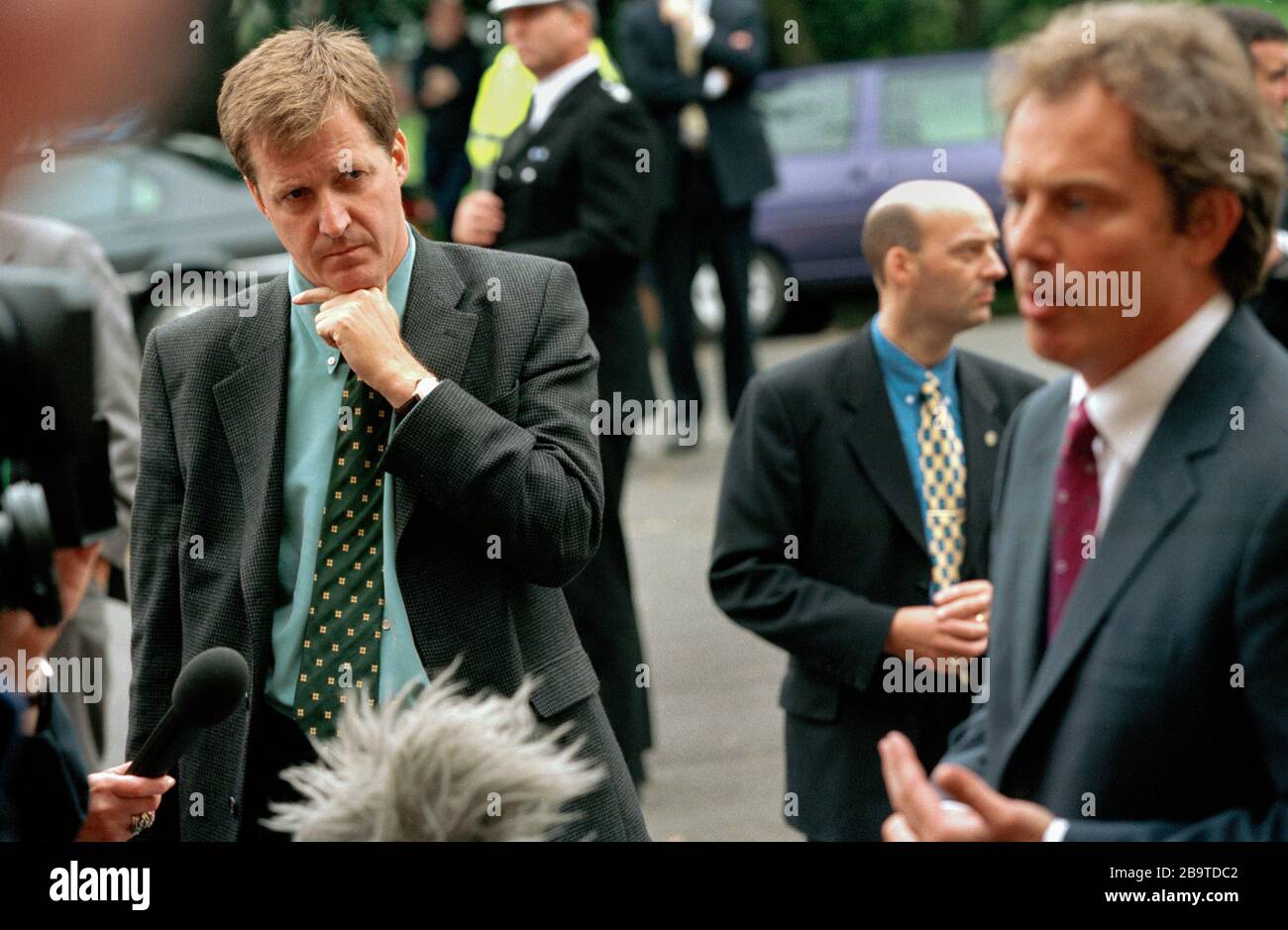 Aiuto politico e spin dottor Alastair Campbell guardando Tony Blair, primo Ministro del Regno Unito. Foto Stock