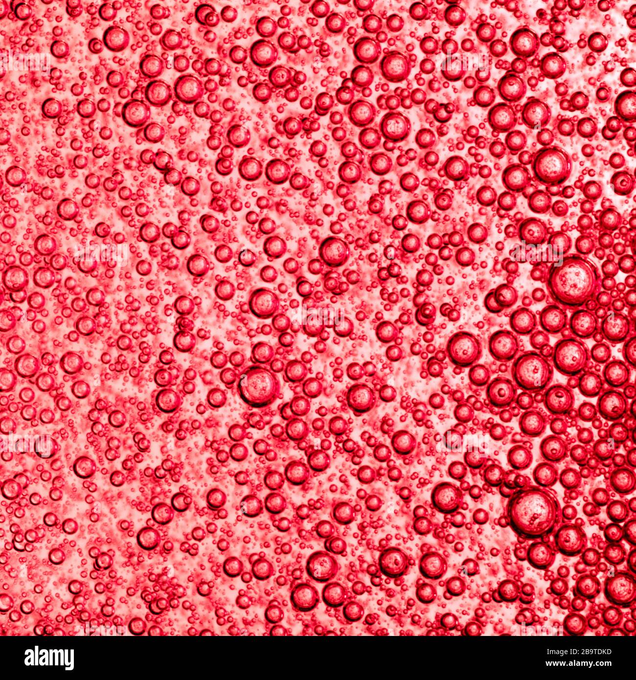 Bolle nel liquido rosso texture. Foto Stock