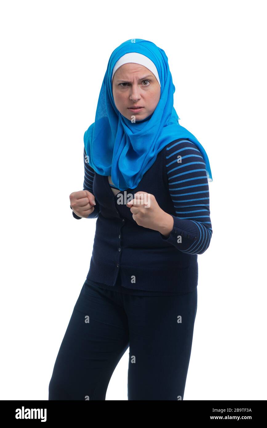 Donna arrabbiata musulmana araba in un’espressione di sfida, isolata su sfondo bianco Foto Stock