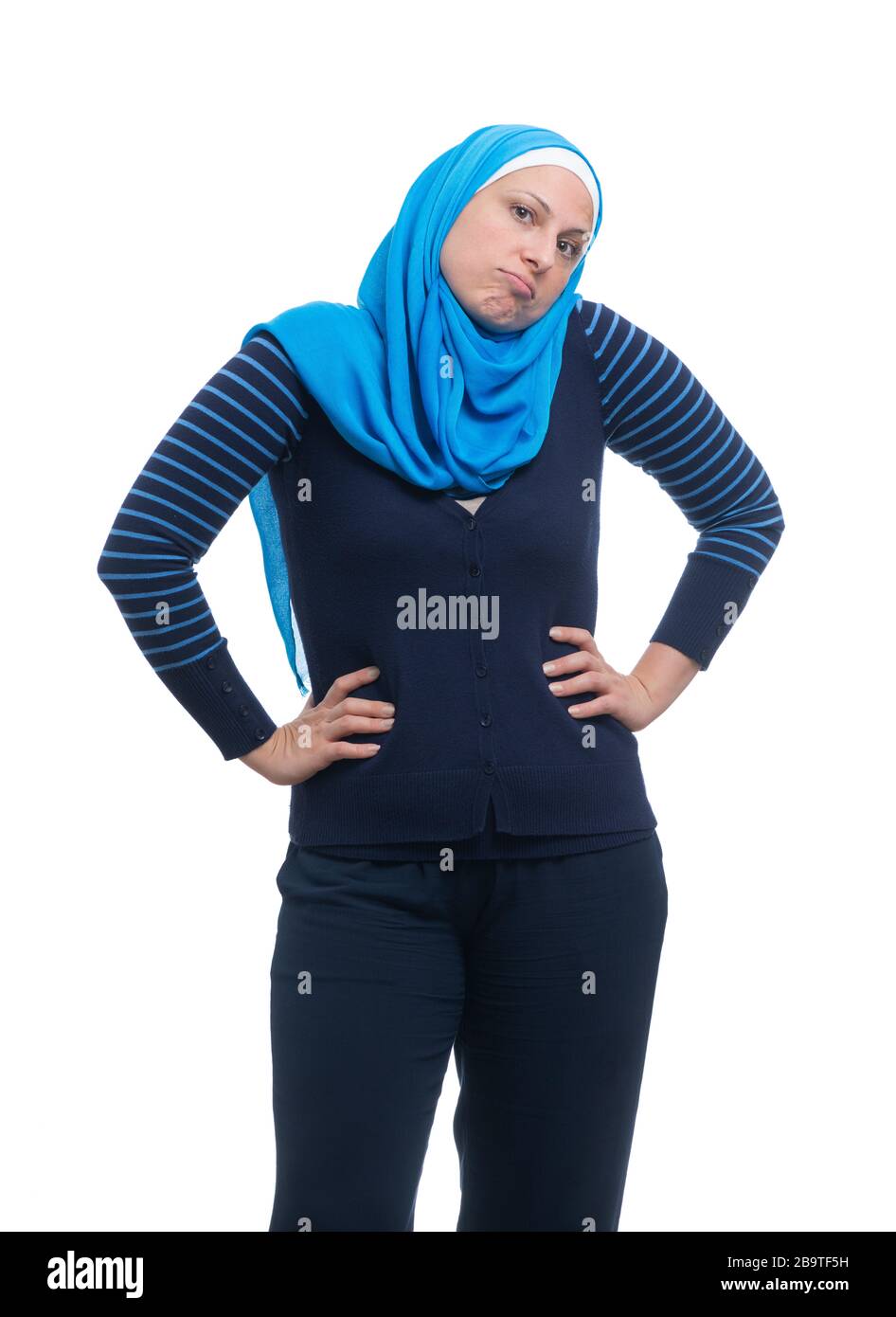 Confusa donna araba musulmana. Non avere espressione di idea. Isolato su sfondo bianco Foto Stock