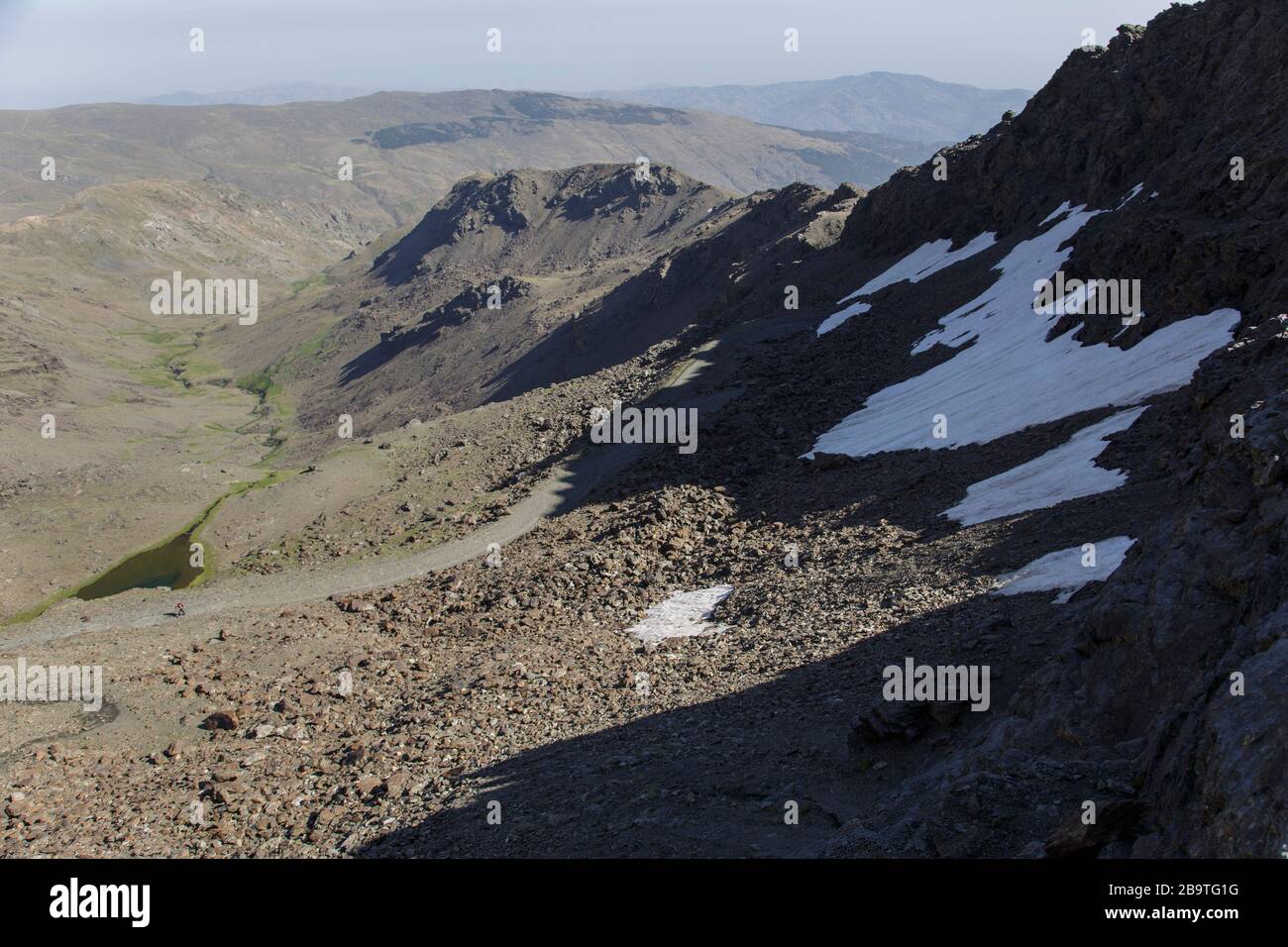 Paesaggio estivo in cima alla valle di Poqueira vicino a Pico Veleta nelle montagne della Sierra Nevada, Granada, Andalusia, Spagna Foto Stock