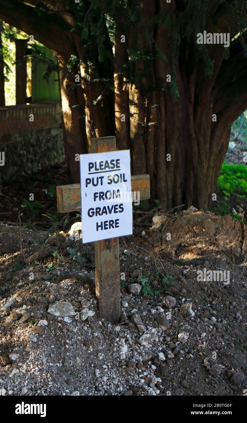 Un'area riservata al suolo di tombe in un cimitero di campagna inglese. Foto Stock