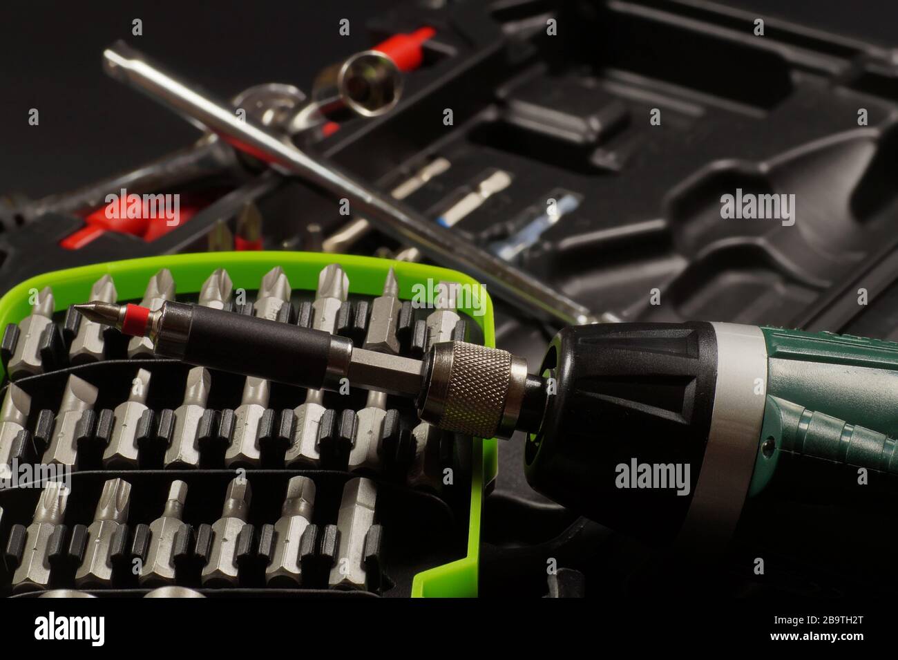 Cordless con portapunte in primo piano. Set di punte per cacciaviti. Foto Stock