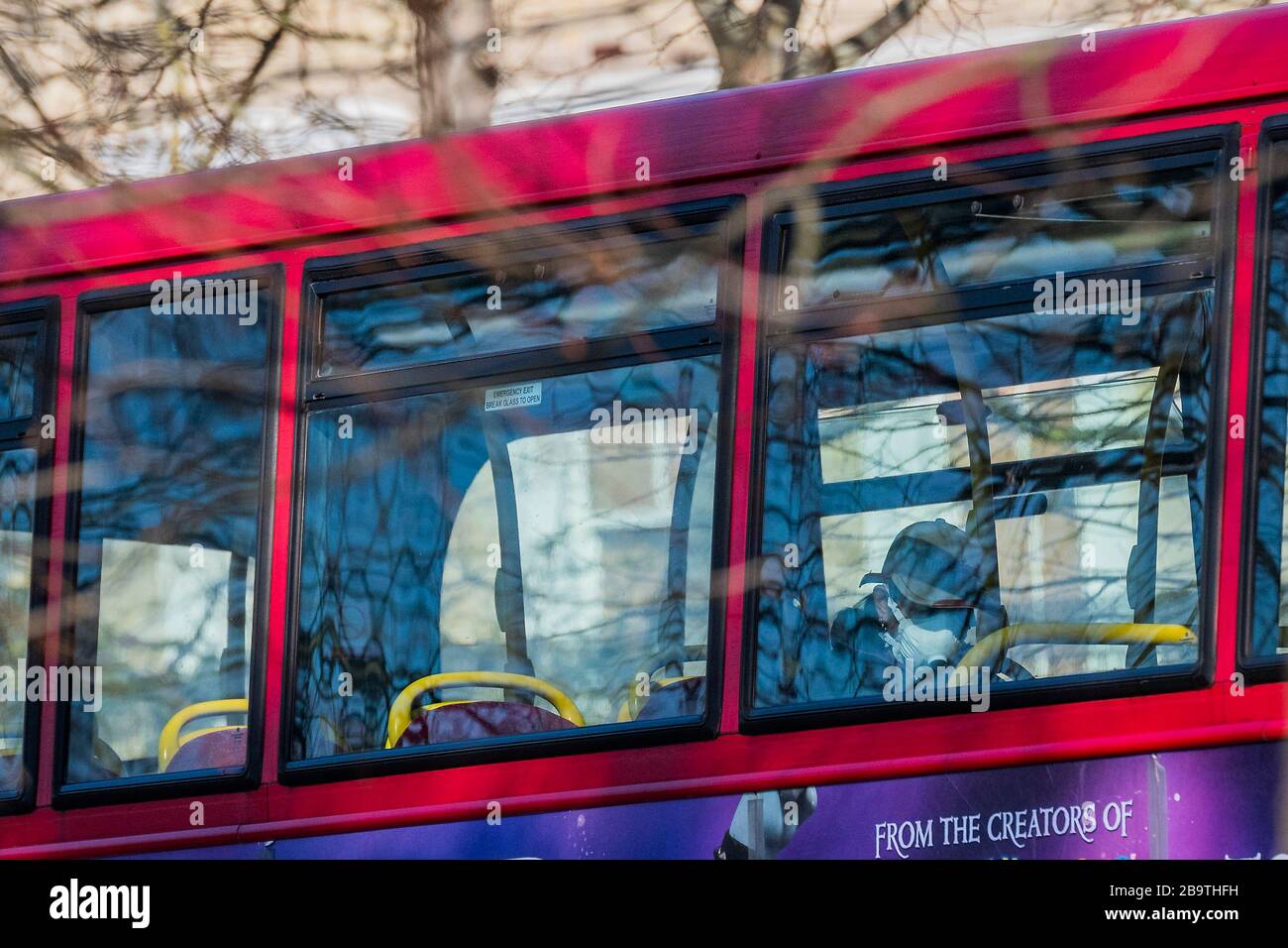 Londra, Regno Unito. 25 marzo 2020. Una maschera solitaria su un autobus in gran parte vuoto di Londra. Il secondo giorno dell'epidemia di "blocco" a Clapham-Coronavirus (Covid 19) a Londra. Credit: Guy Bell/Alamy Live News Foto Stock