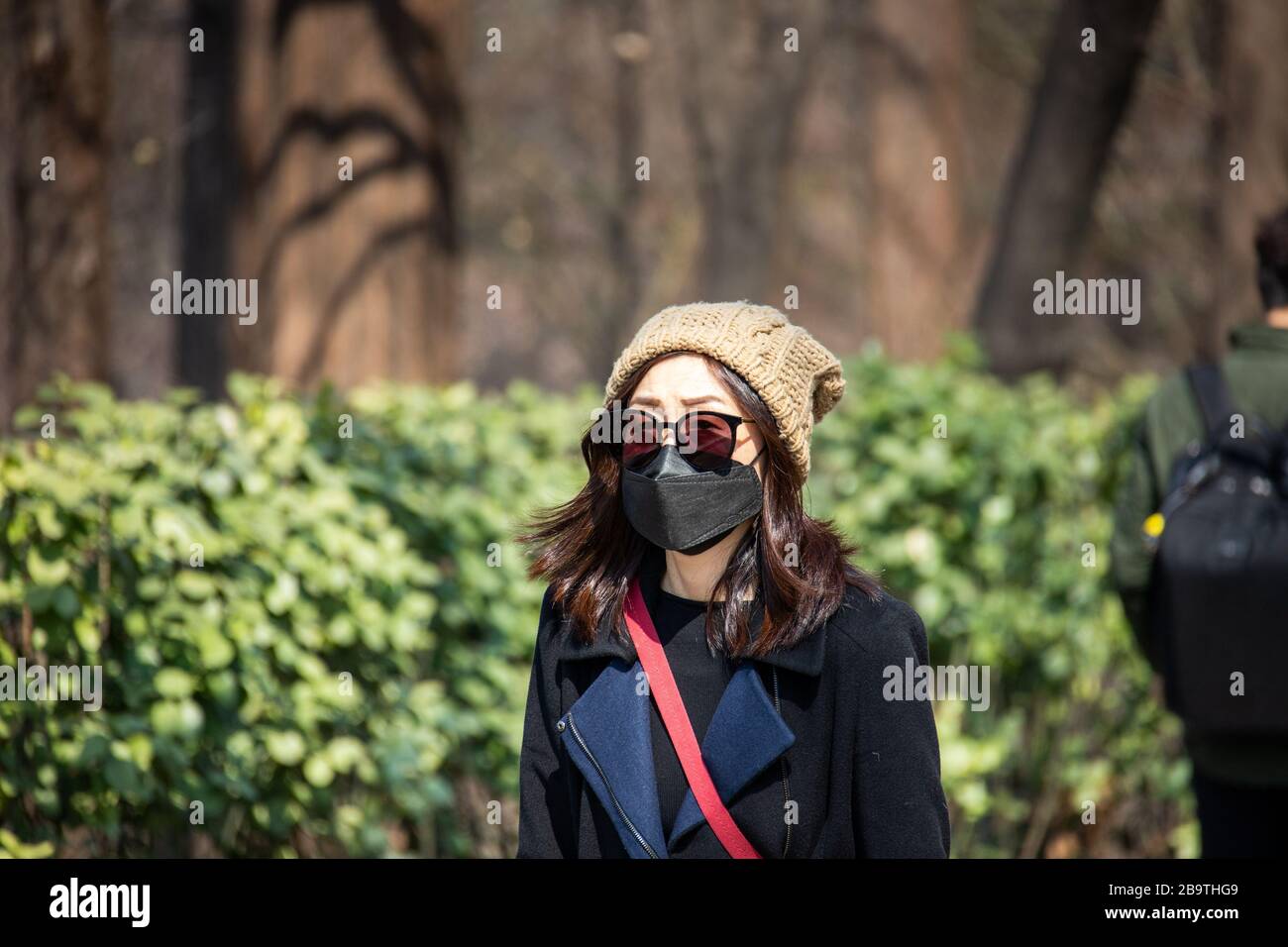 Donna che indossa una maschera protettiva durante la pandemia di Coronavirus, Seoul, Corea del Sud Foto Stock