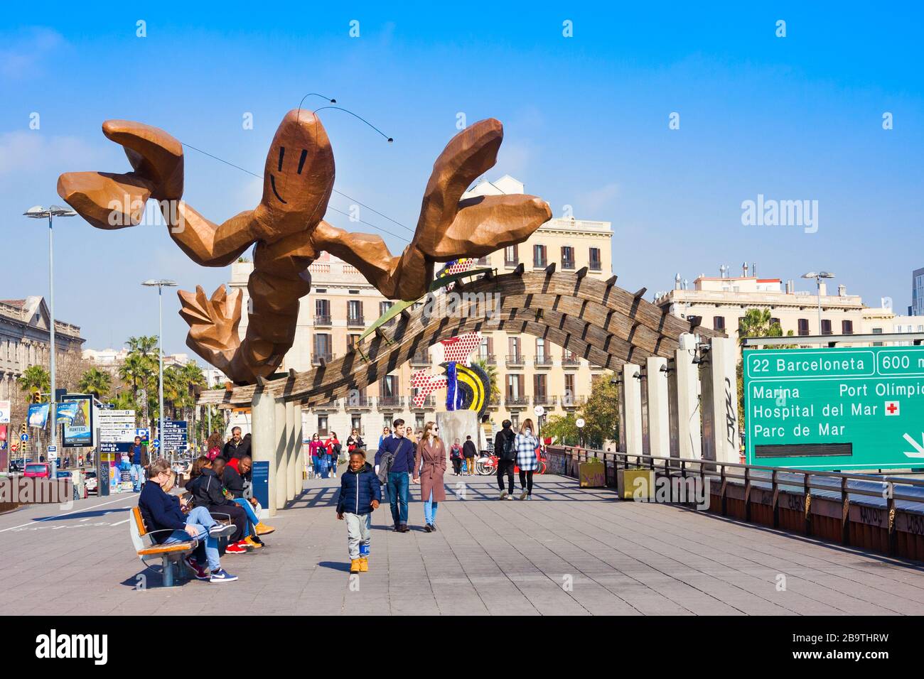 Barcellona, Spagna - 22 febbraio 2020: La statua dell'aragosta di Gambrinus sul Passeig de Colom è all'ingresso di Port Vell, Spagna. Progettato da Javier Mar Foto Stock