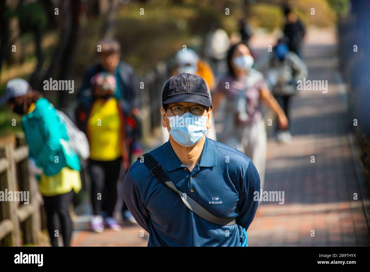 Persone che indossano maschere e camminano nel parco durante la pandemia di Coronavirus, Seoul, Corea del Sud Foto Stock