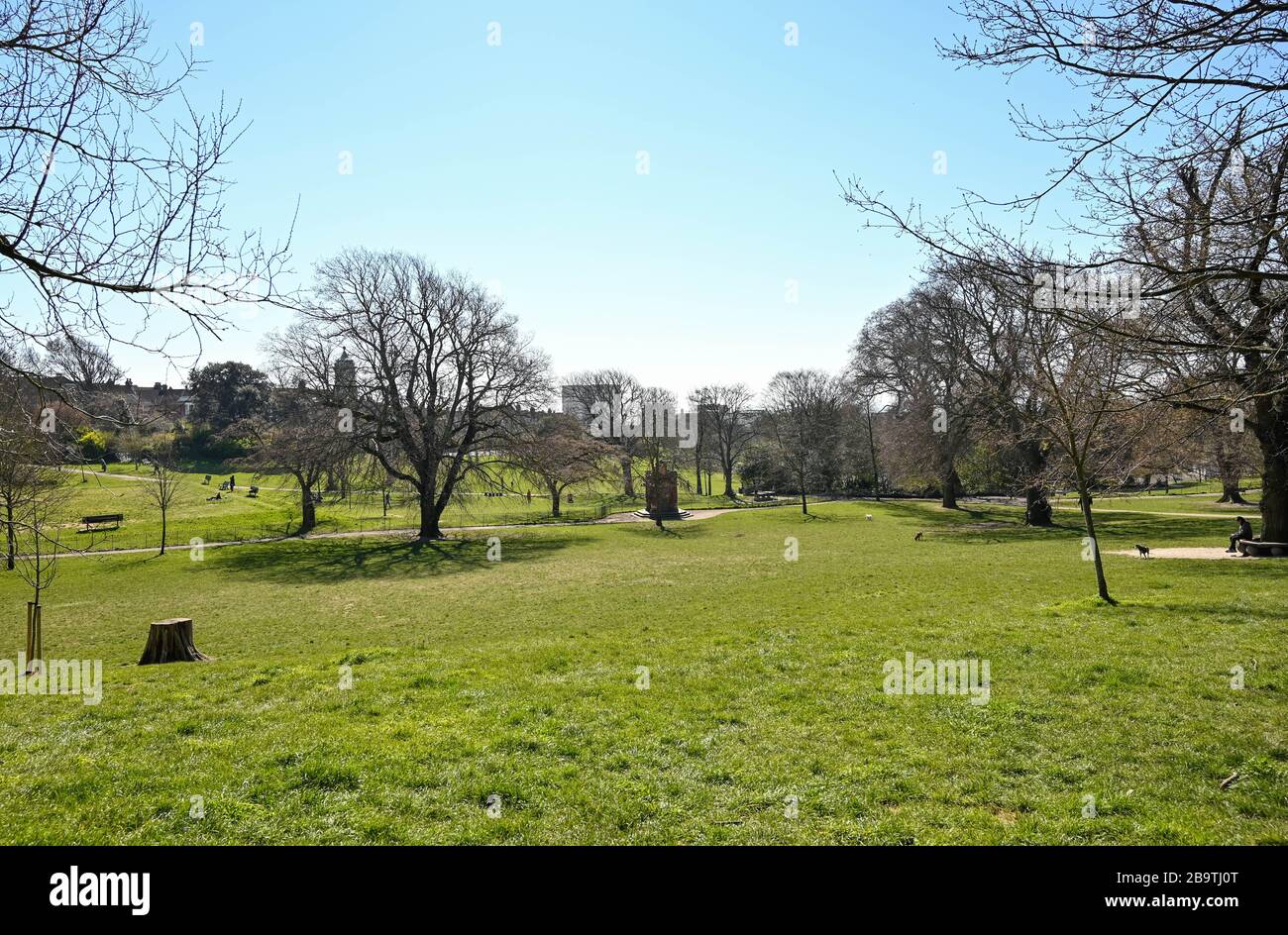 Brighton UK 25 marzo 2020 - Queens Park a Brighton, che è normalmente occupato con i cani e le famiglie è tranquilla oggi, come i governi di blocco restrizioni continuano durante la crisi pandemica Coronavirus COVID-19 . Credit: Simon Dack / Alamy Live News Foto Stock