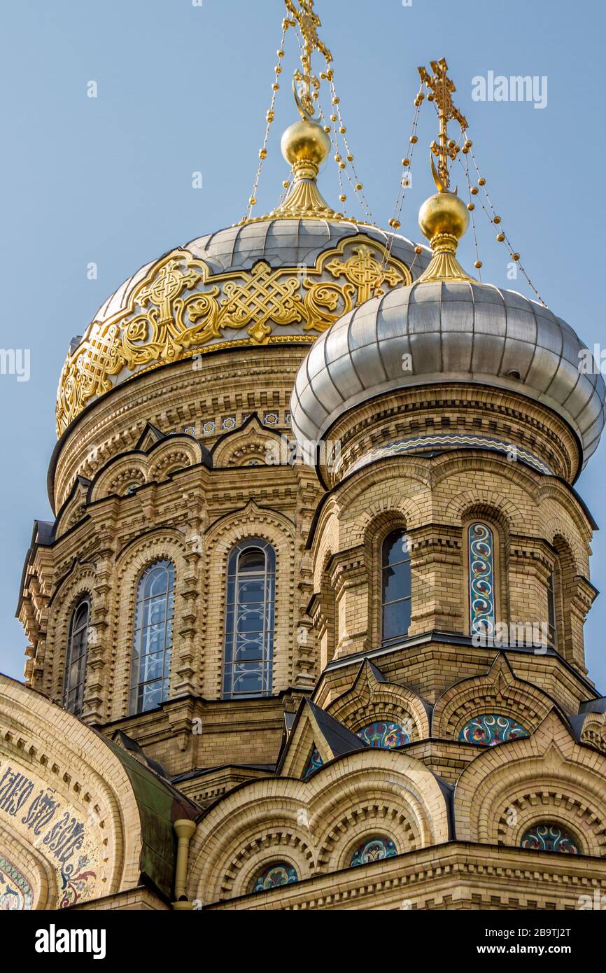 San Pietroburgo, Russia. Tempio dell'assunzione. Situato sull'isola di Vasiliesvky sull'argine Tenente Schmidt. Foto Stock