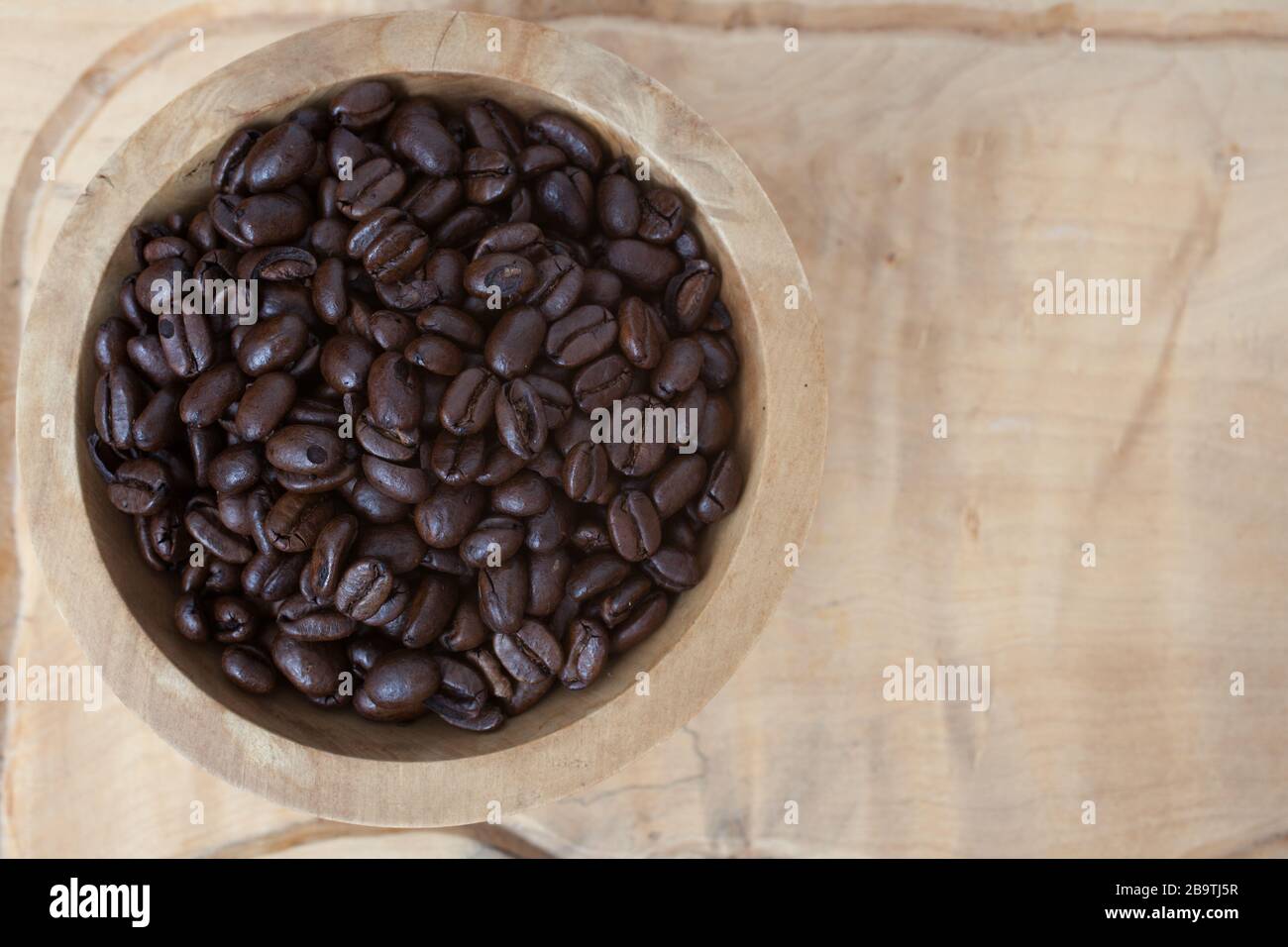 Sumatra mandando i chicchi di caffè su uno sfondo di legno Foto Stock