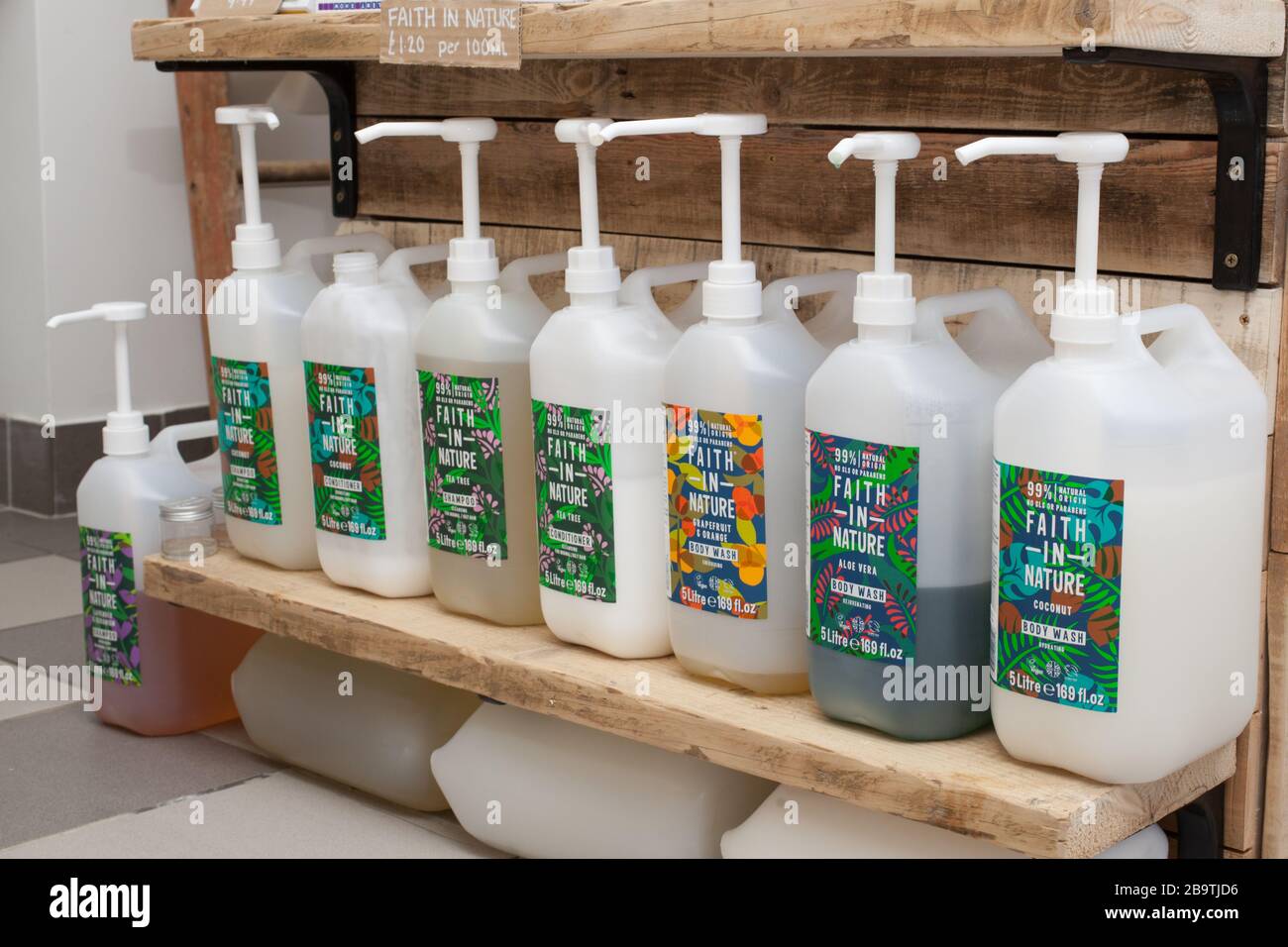 Shampoo, balsamo e lavaggio del corpo in vendita presso un deposito UK zero waste Foto Stock