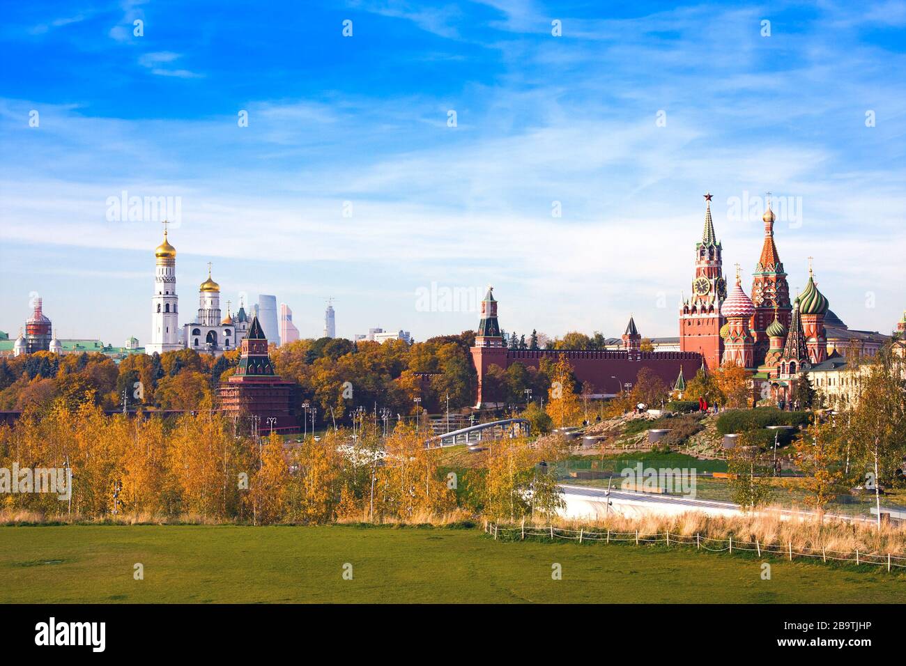 Vista panoramica del Cremlino di Mosca e della Cattedrale di Vasily Beata dal parco Zaryadye in autunno. Russia Foto Stock