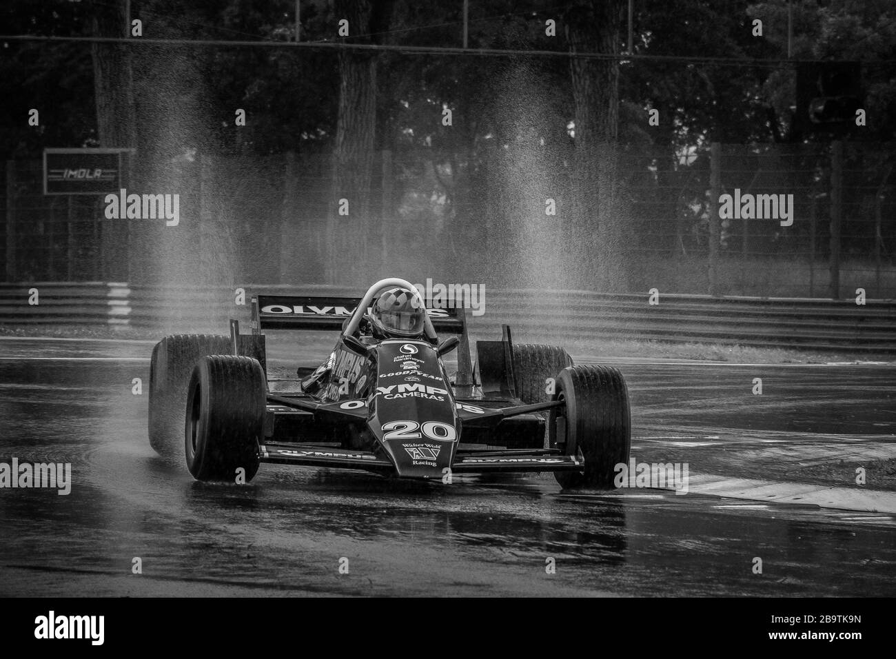 Wolf WR7 ex James Hunt durante la storica Minardi Day 2019. Angolo variante alta in caso di pioggia intensa. Foto Stock