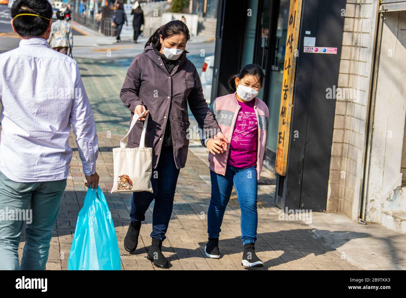 Madre e figlia che indossano maschere protettive durante la Pandemia di Coronavirus a Seoul, Corea del Sud Foto Stock