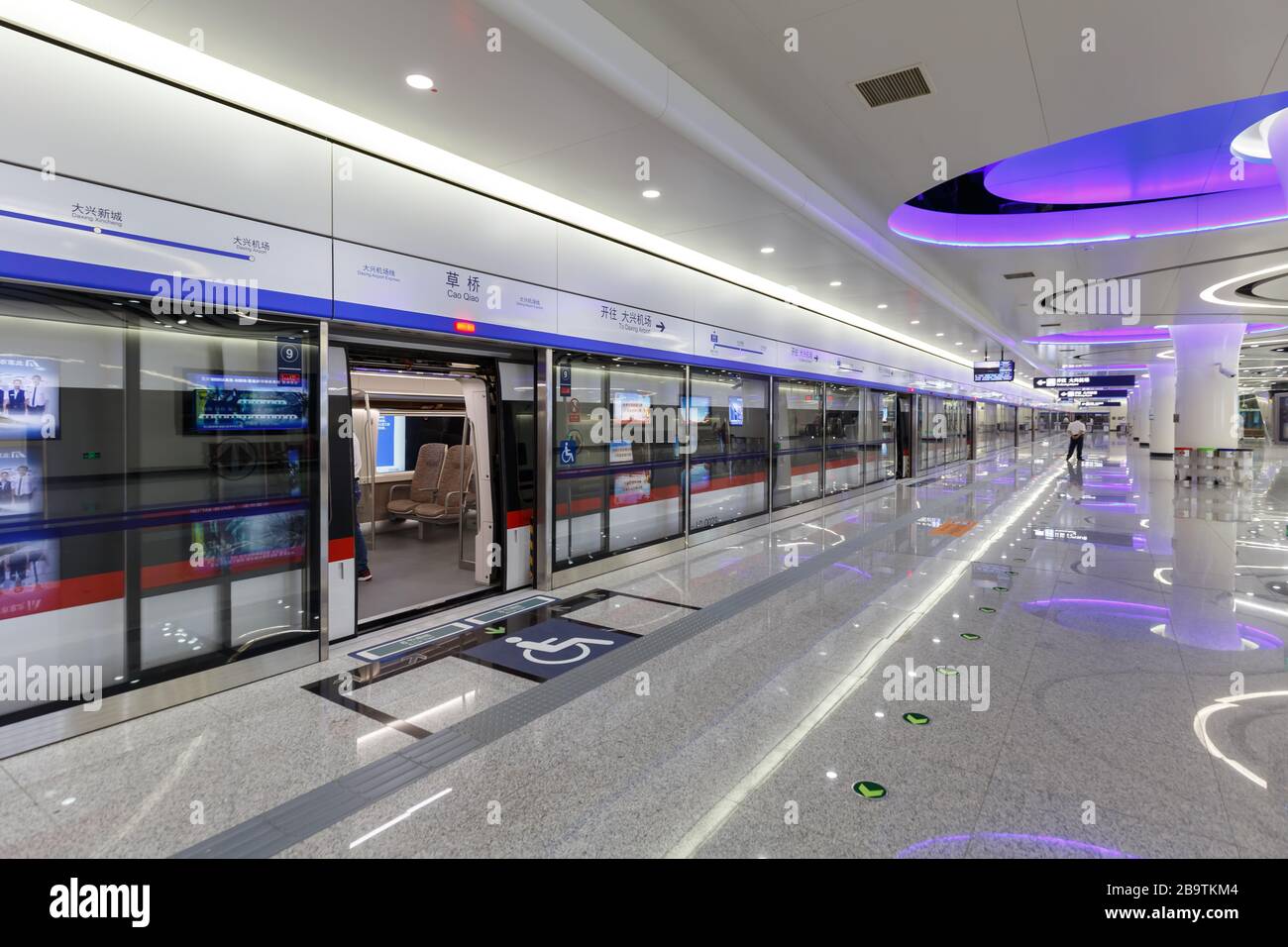 Pechino, Cina – 30 settembre 2019: CaO Qiao Caoqiao Peking Beijing Daxing Airport Express MRT Metro Station in Cina. Foto Stock