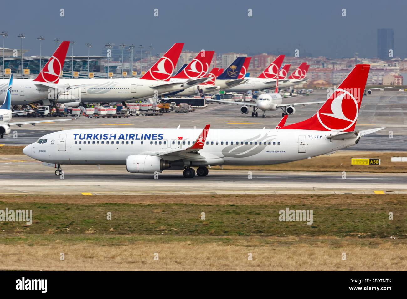 Istanbul, Turchia – 15 febbraio 2019: Aereo Turkish Airlines Boeing 737 all'aeroporto Ataturk di Istanbul (IST) in Turchia. Boeing è un aereo americano Foto Stock