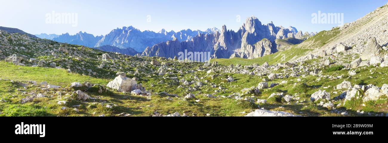 Viaggiare a meravigliose Alpi in estate Foto Stock