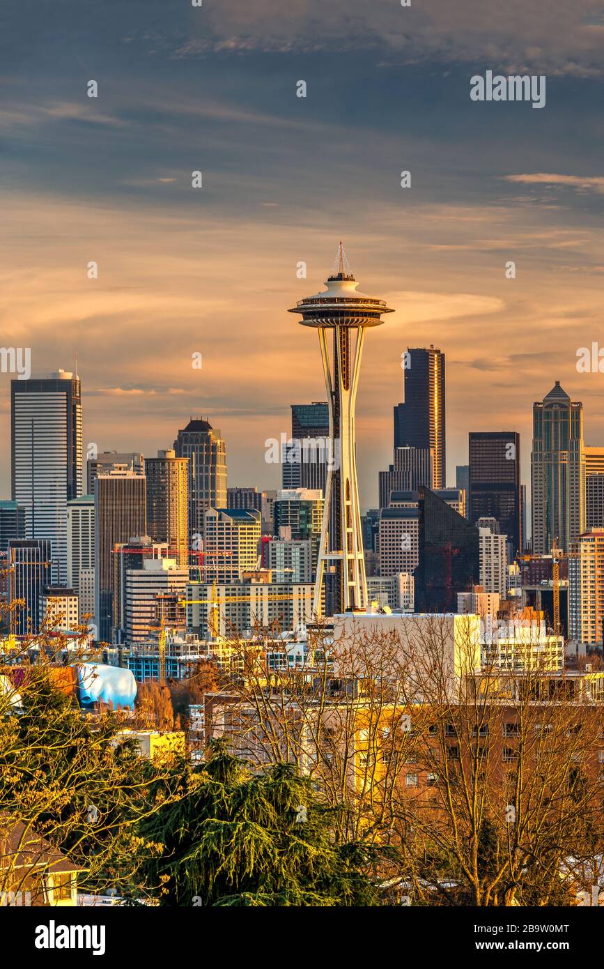 Skyline del centro con lo Space Needle al tramonto, Seattle, Washington, Stati Uniti d'America Foto Stock