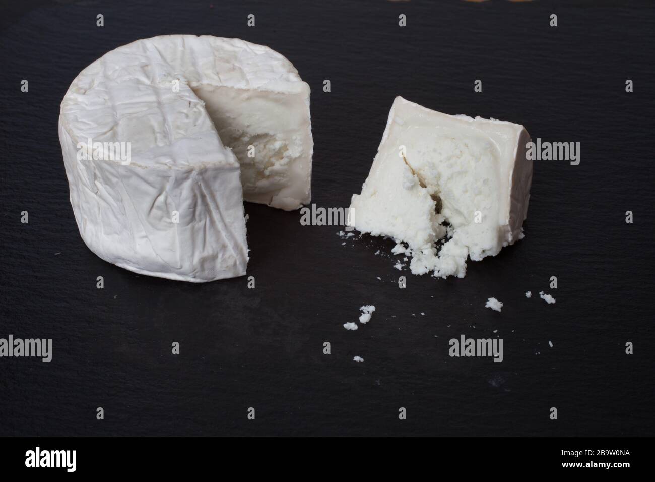 Formaggio di Goat britannico su sfondo nero Foto Stock