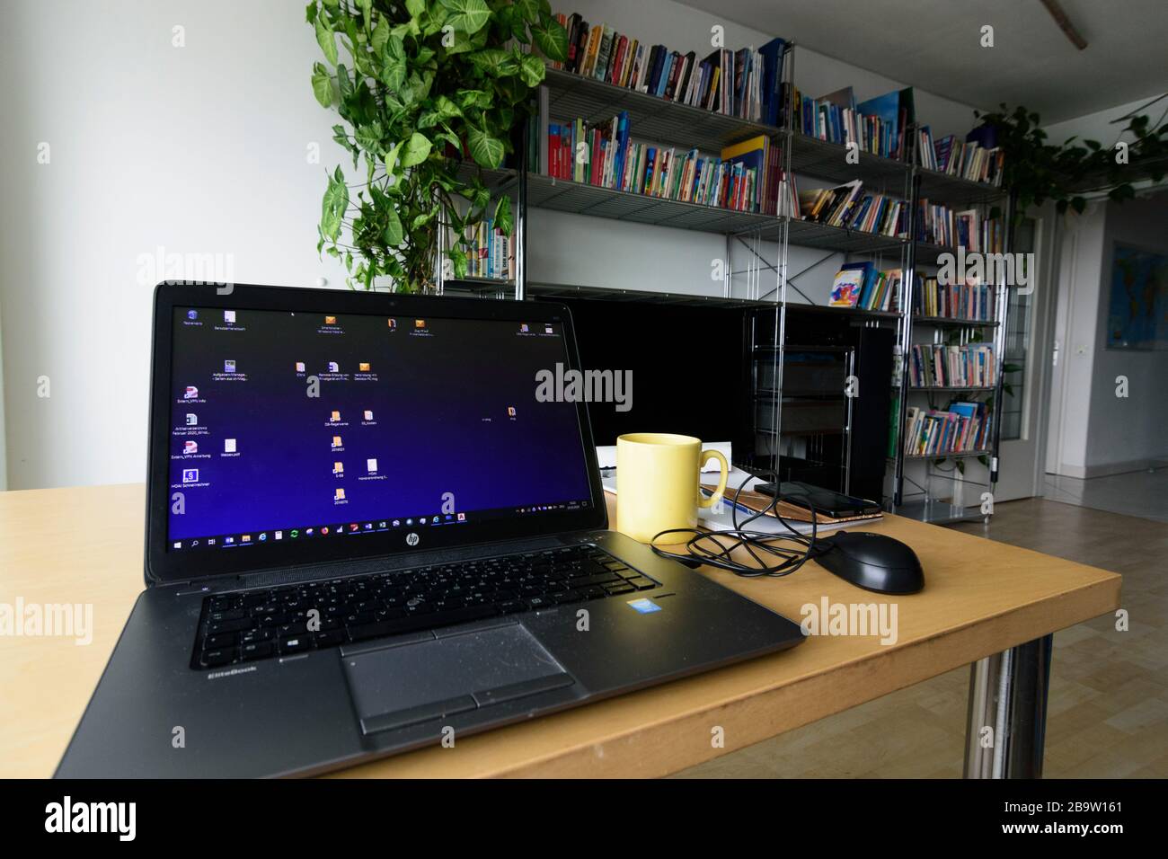 : notebook a casa, tazza di caffè, in , , Austria Foto Stock
