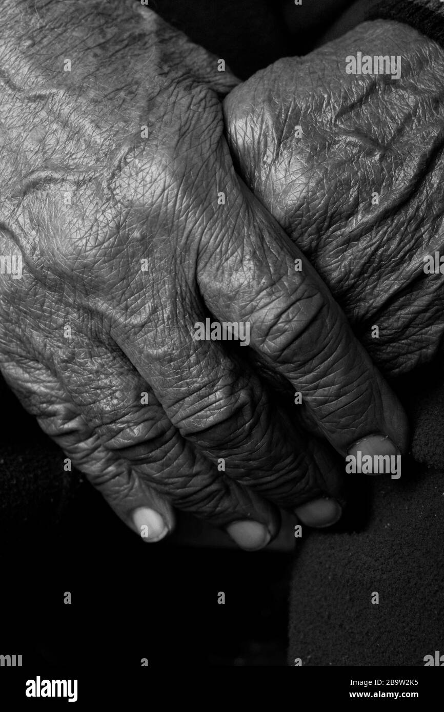 Alessandria, Egitto 14 gennaio 2020 foto in bianco e nero di un uomo di 87 anni con rughe sul viso e mani vecchie Foto Stock