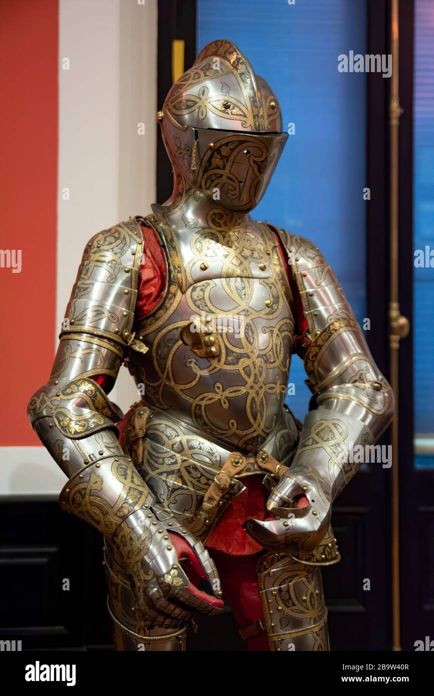 VIENNA, AUSTRIA, 3 LUGLIO 2016: Armatura medievale in mostra all'interno della sezione Collezione di armi e armatura del Kunsthistorisches Museum Foto Stock