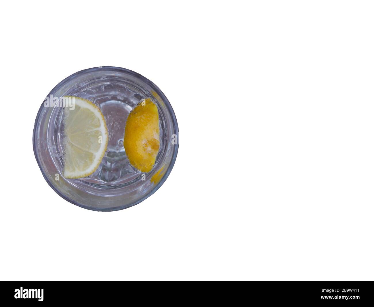 bicchiere di acqua frizzante con fettine di limone isolate su bianco. concetto di bevanda e ristoro Foto Stock