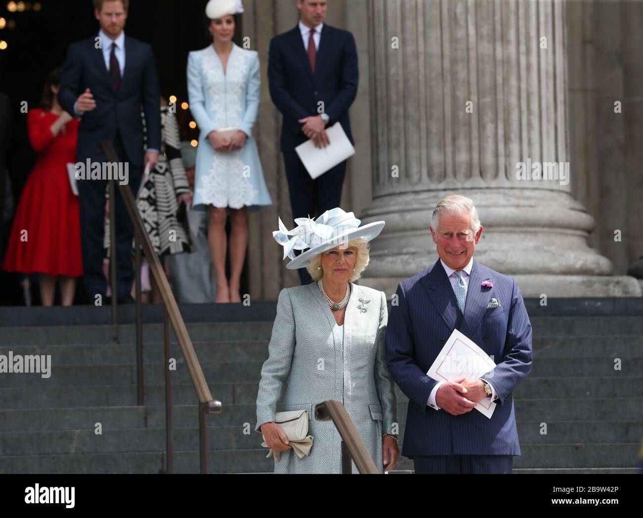 (200325) -- LONDRA, 25 marzo 2020 (Xinhua) -- Foto del file scattata il 10 giugno 2016 mostra il Principe Carlo della Gran Bretagna (R, fronte) e sua moglie Camilla lasciando la Cattedrale di San Paolo dopo il Servizio Nazionale del Ringraziamento per celebrare il novantesimo compleanno della Regina a Londra, Gran Bretagna. Il principe britannico Charles ha testato positivo per COVID-19 e sta mostrando sintomi lievi, la Clarence House ha annunciato Mercoledì.il 71-anno-vecchio Principe del Galles ha mostrato sintomi lievi 'ma altrimenti rimane in buona salute,' ha detto un portavoce di Clarence House, la residenza ufficiale di Carlo e sua moglie Duchessa di Cornwall Cami Foto Stock