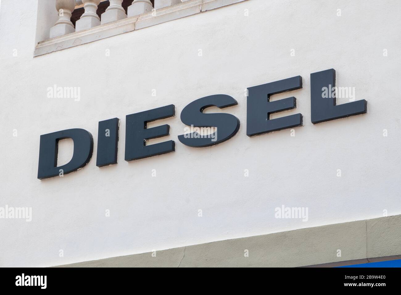Palma de Mallorca, Spagna - 23 settembre 2017. Cartello del deposito diesel. Diesel S.p.A. è una società italiana di abbigliamento al dettaglio, con sede a Breganze, Italia. Foto Stock