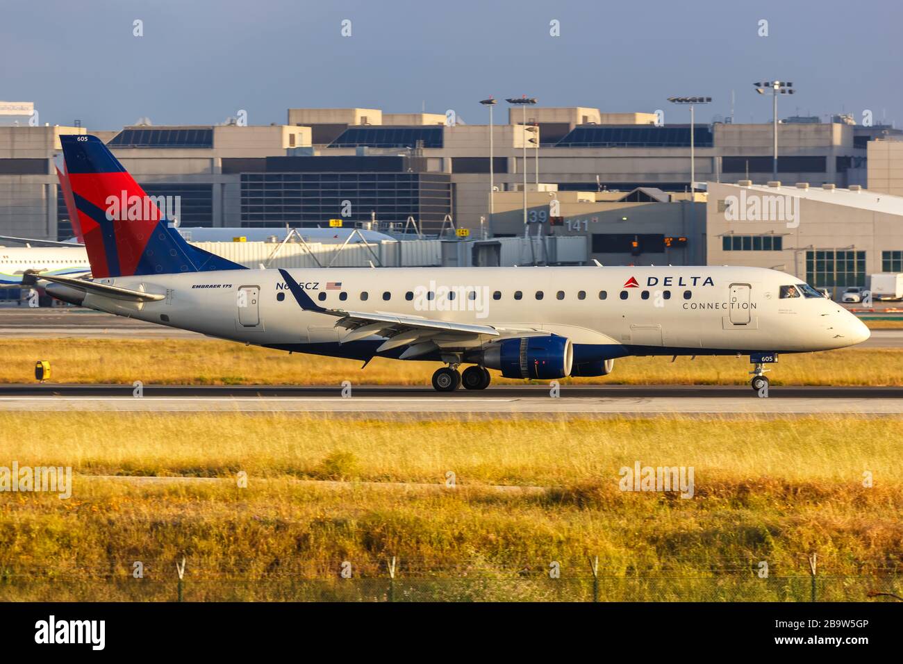 Los Angeles, California – 14 aprile 2019: Aereo Delta Connection Embraer 175 all'aeroporto internazionale di Los Angeles (LAX) in California. Foto Stock